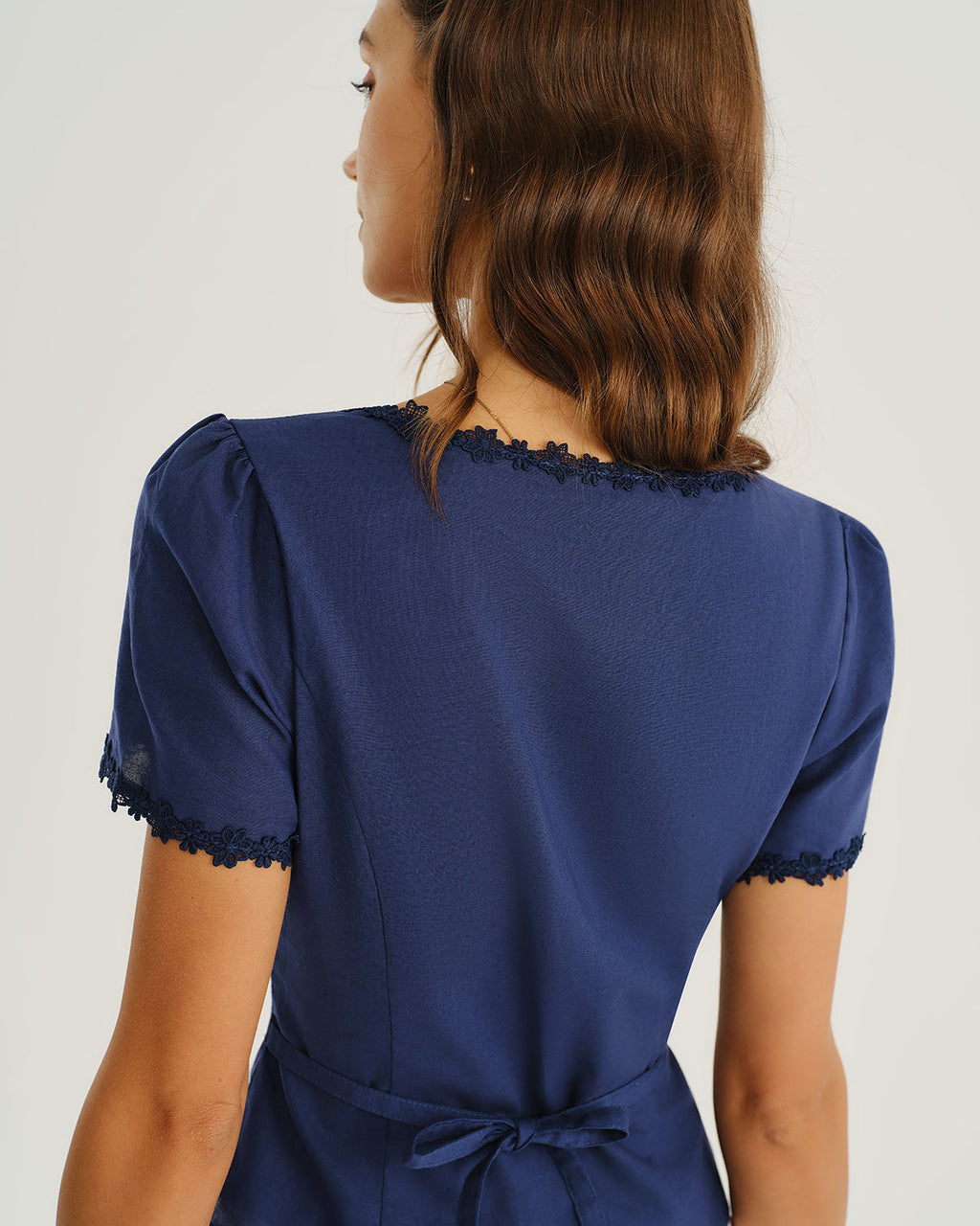 Blusa azul marino con escote cuadrado