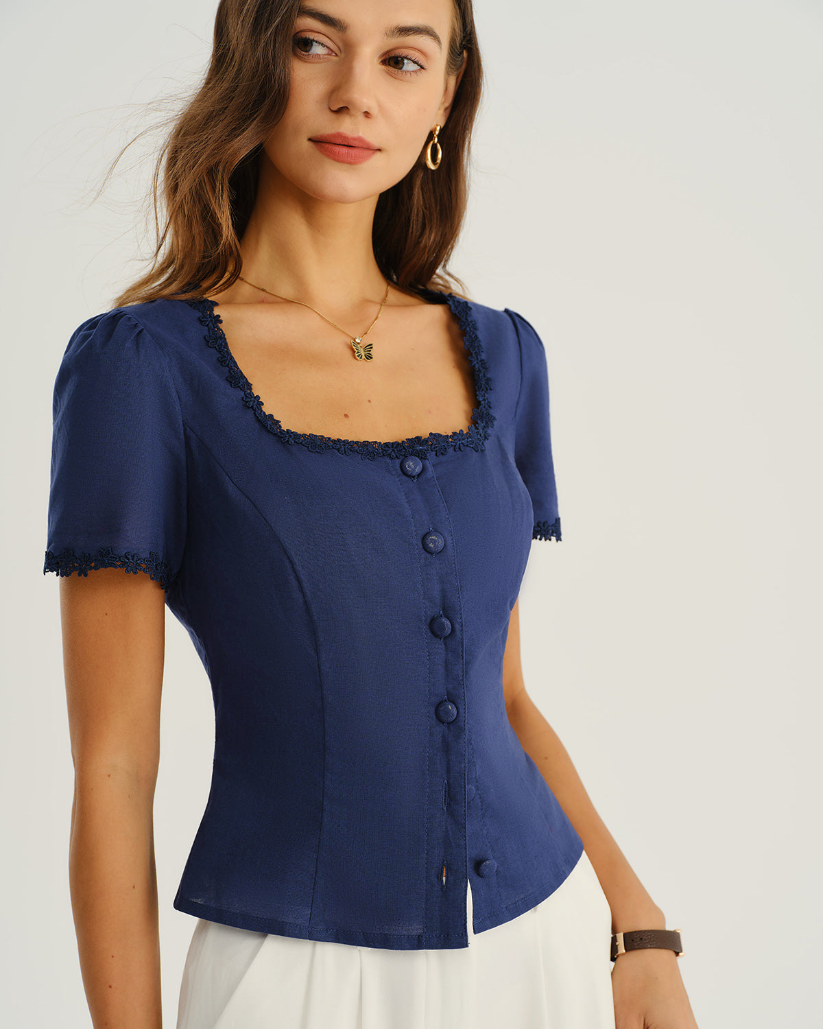 Blusa azul marino con escote cuadrado