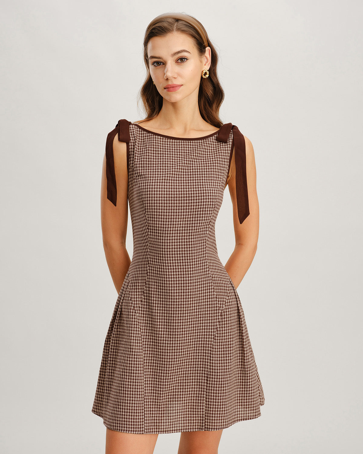 Vestido mini de cuadros vichy marrón con tirantes ajustables de lazo