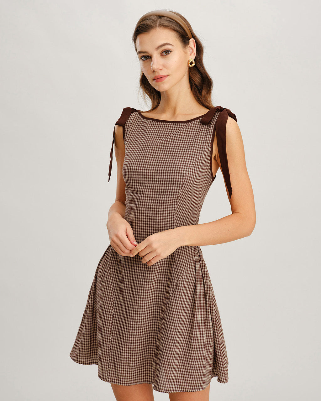 Vestido mini de cuadros vichy marrón con tirantes ajustables de lazo