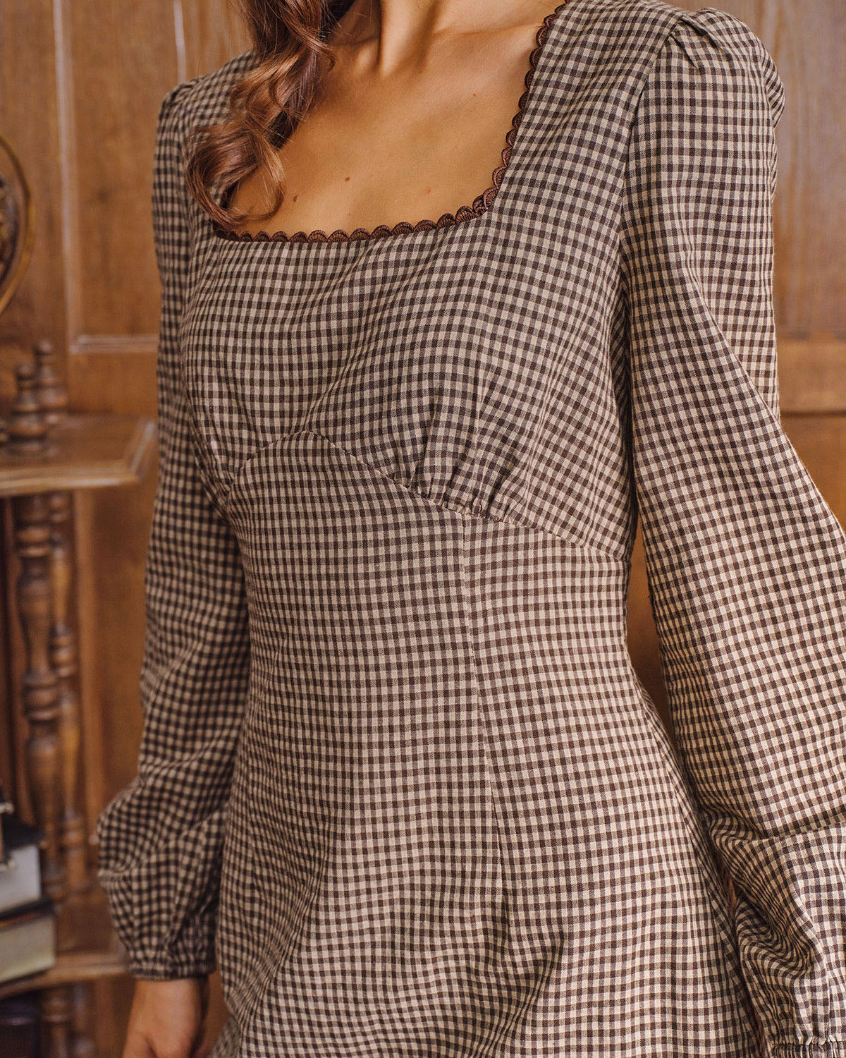 Vestido mini de cuadros marrones con escote cuadrado y corte en A