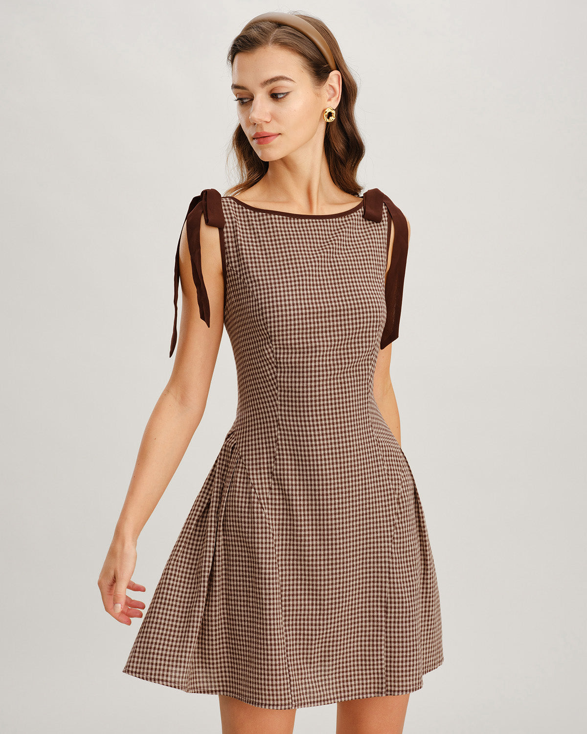 Vestido mini de cuadros vichy marrón con tirantes ajustables de lazo