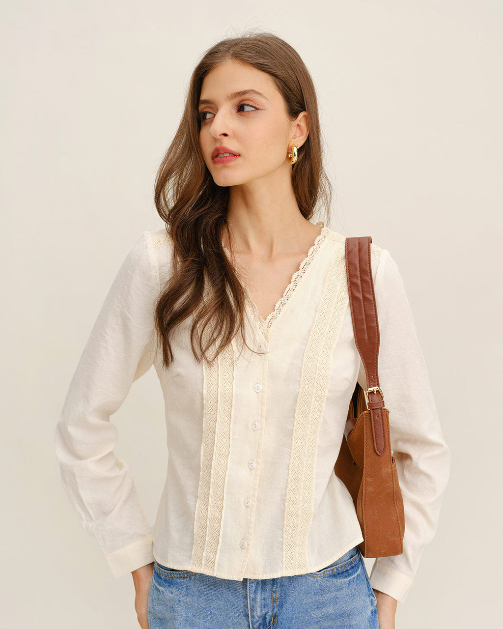 Blusa elegante color albaricoque con escote en V y encaje