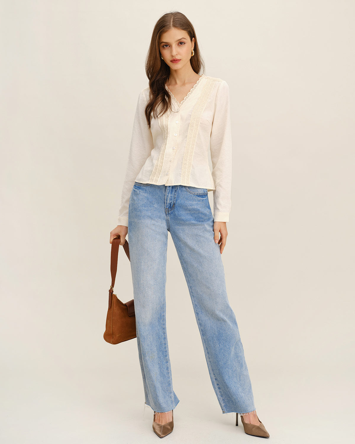 Blusa elegante color albaricoque con escote en V y encaje