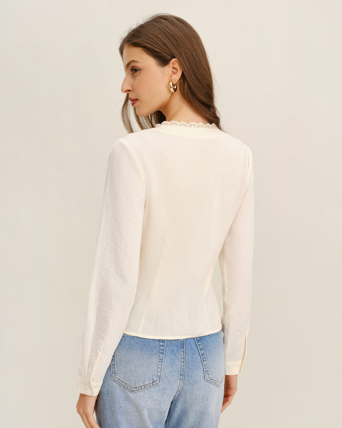 Blusa elegante color albaricoque con escote en V y encaje