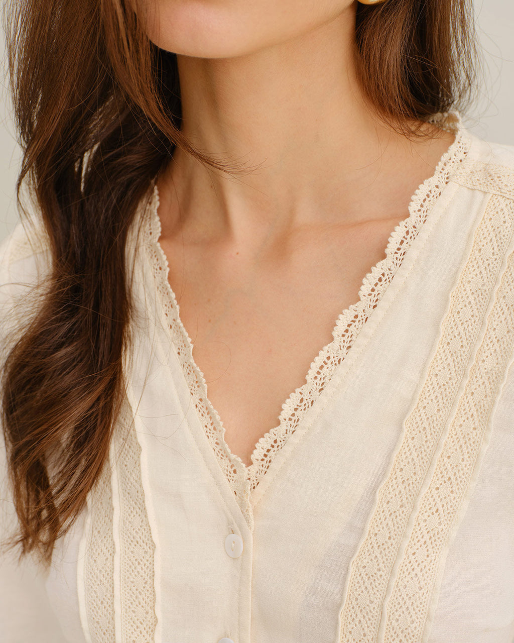 Blusa elegante color albaricoque con escote en V y encaje