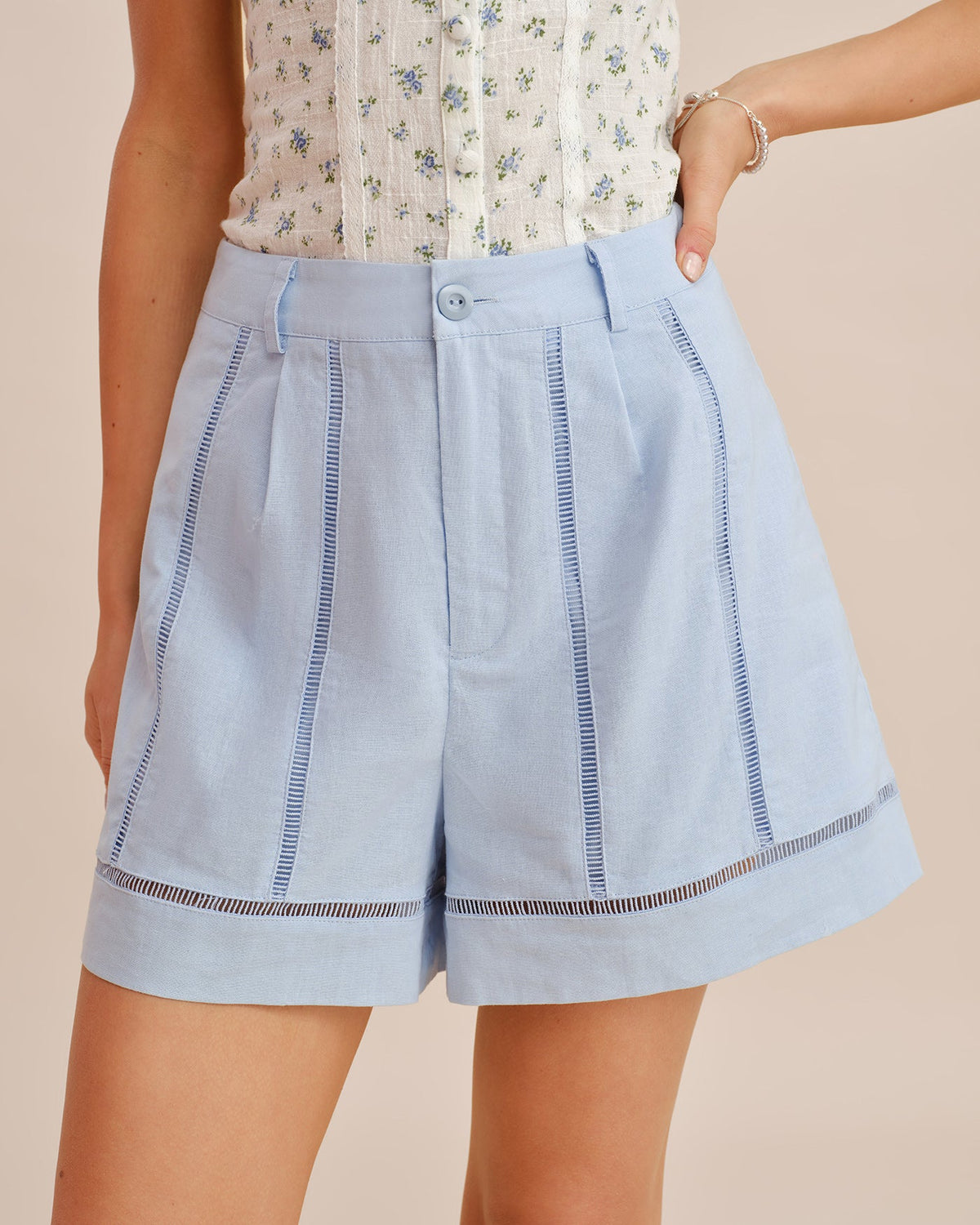 Shorts con cremallera y recortes, con detalle de botones azules