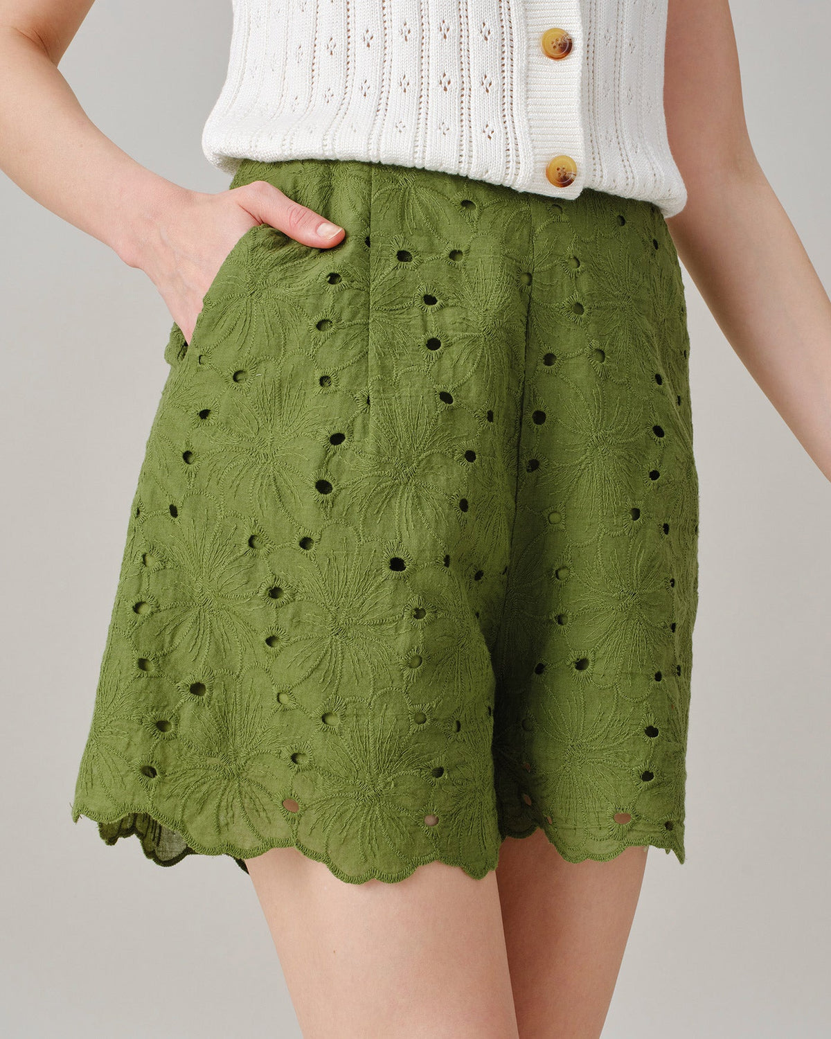 Shorts verdes bordados con bolsillos con recortes