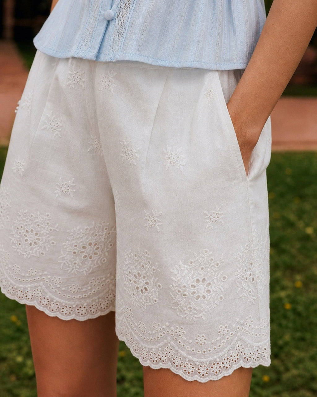 Shorts blancos lisos con bolsillos bordados