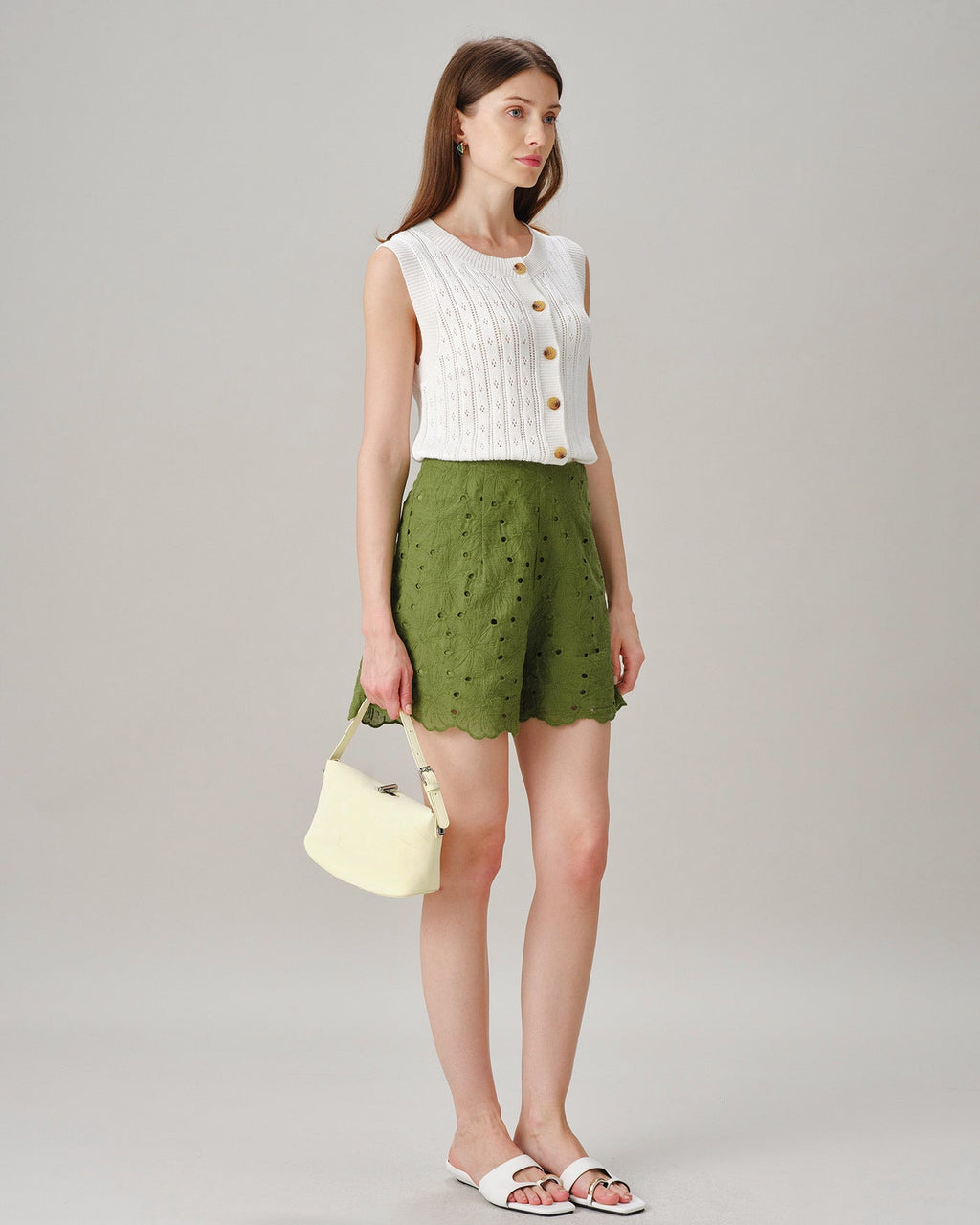 Shorts verdes bordados con bolsillos con recortes
