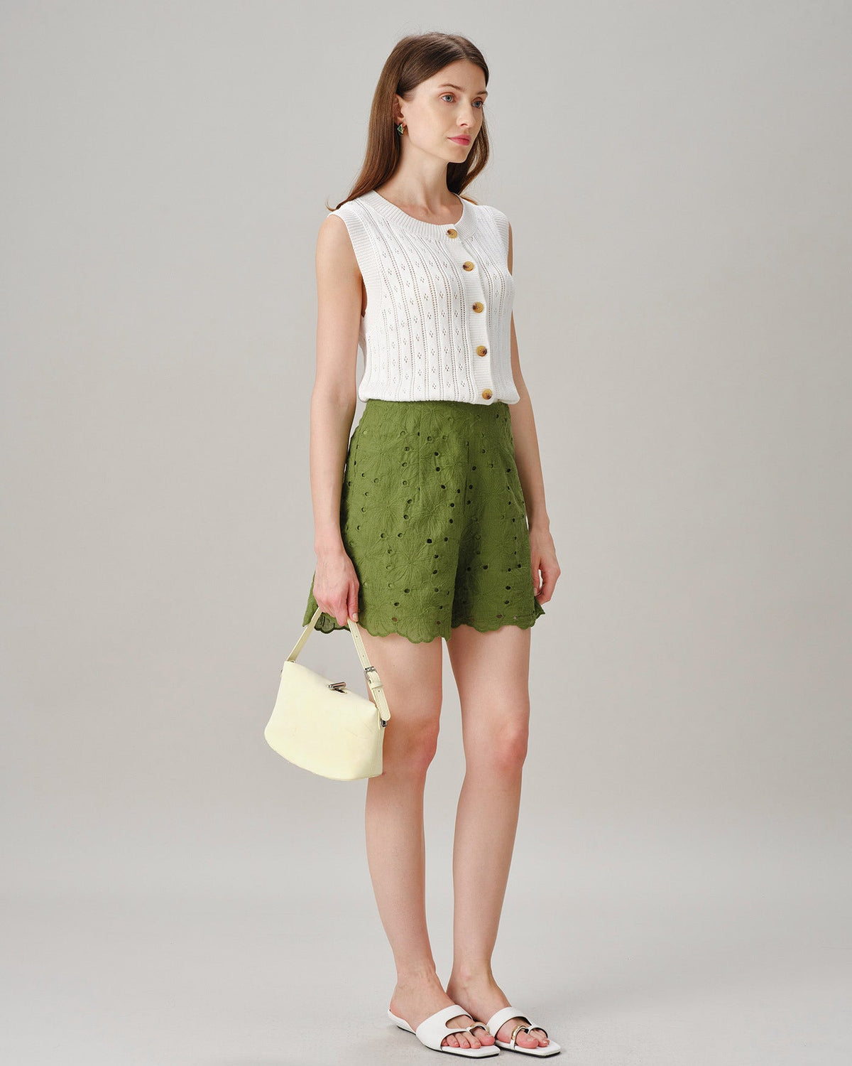 Shorts verdes bordados con bolsillos con recortes