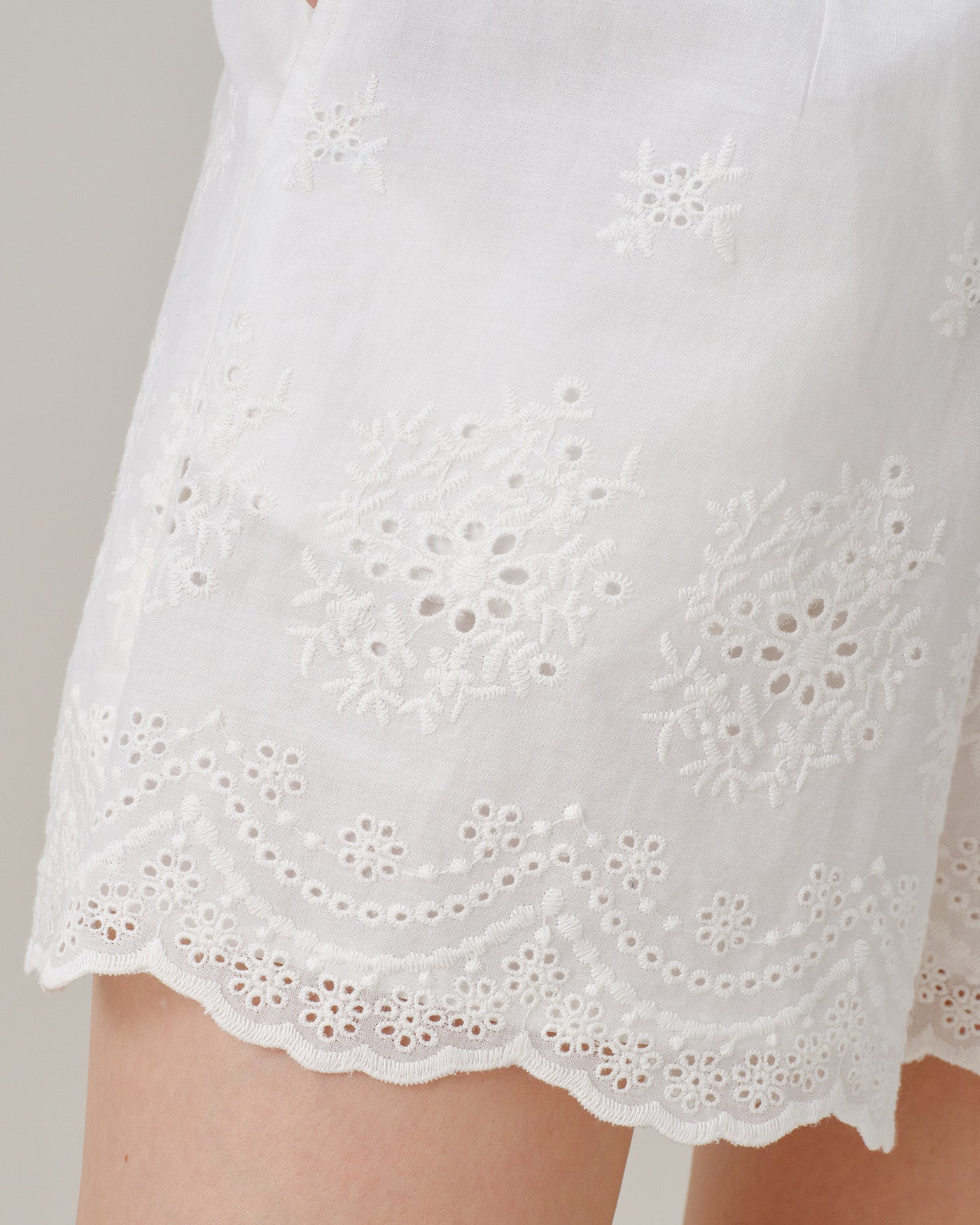 Shorts blancos bordados