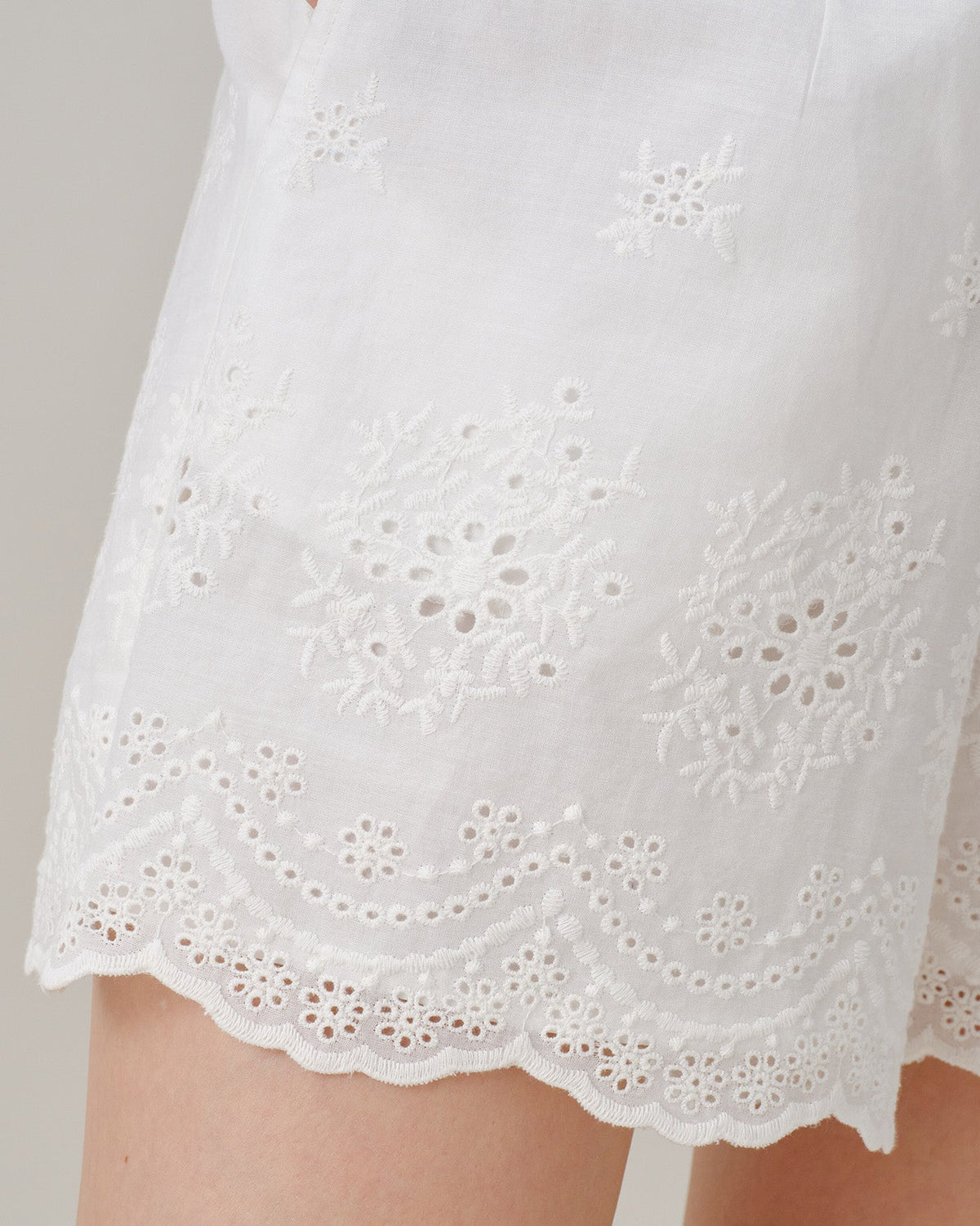 Shorts blancos lisos con bolsillos bordados