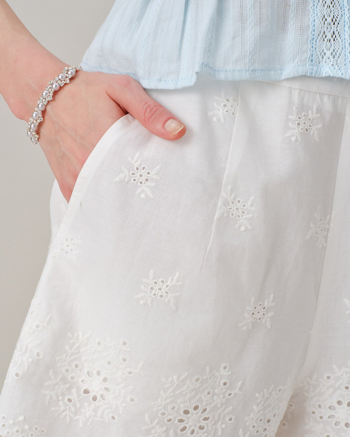 Shorts blancos lisos con bolsillos bordados