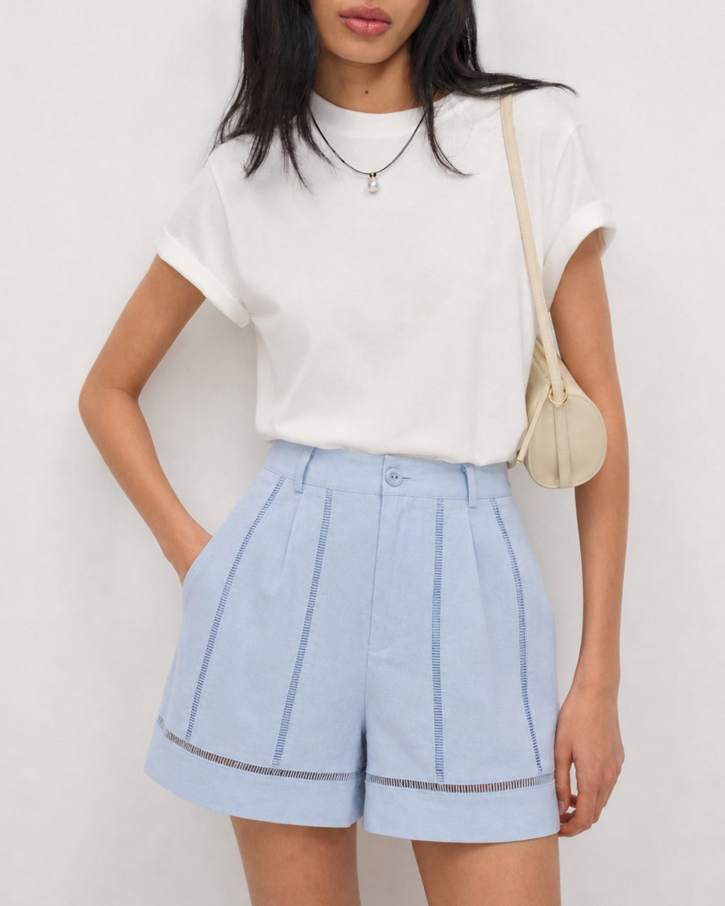 Shorts con cremallera y recortes, con detalle de botones azules
