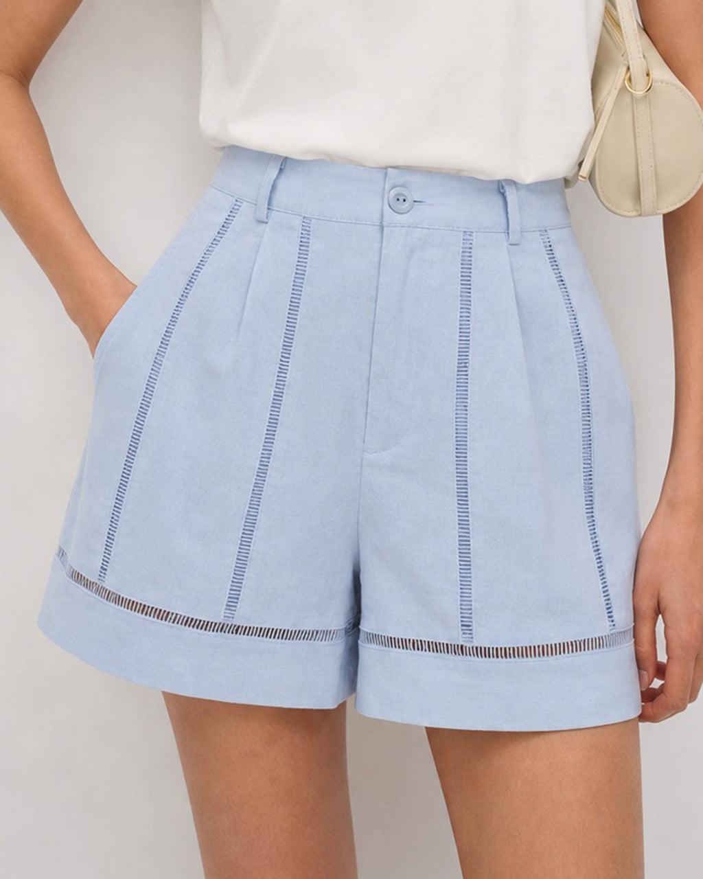 Shorts con cremallera y recortes, con detalle de botones azules