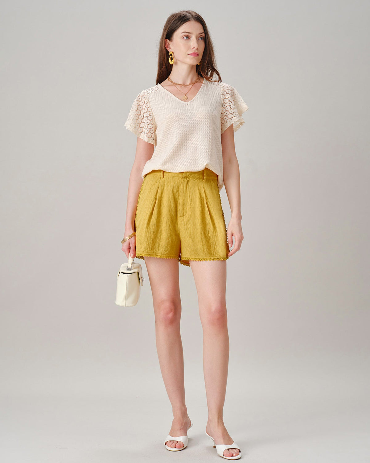 Shorts amarillos lisos para mujer con bolsillos y ribete de encaje