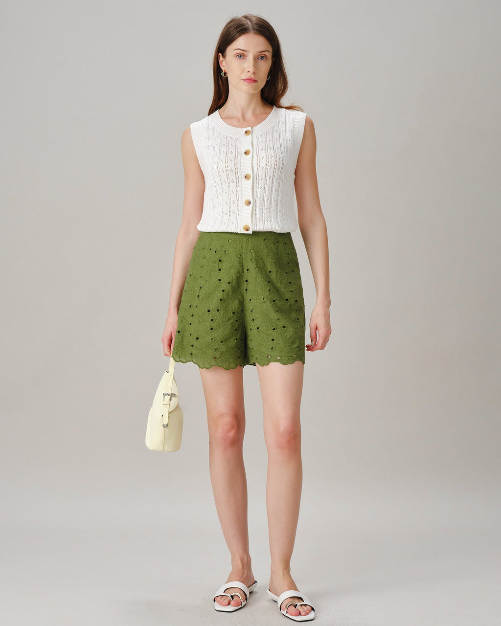 Shorts verdes bordados con bolsillos con recortes