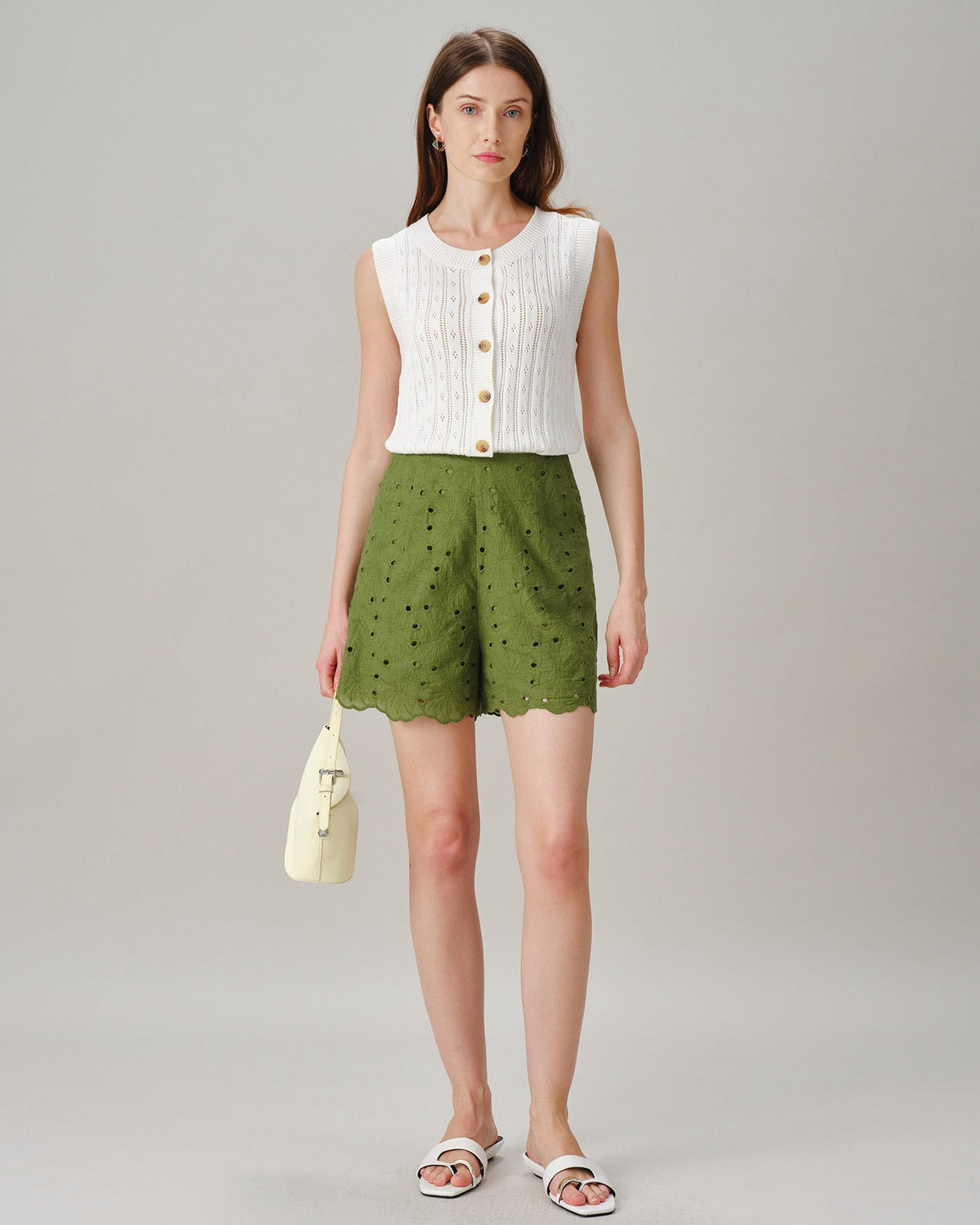 Shorts verdes bordados con bolsillos con recortes