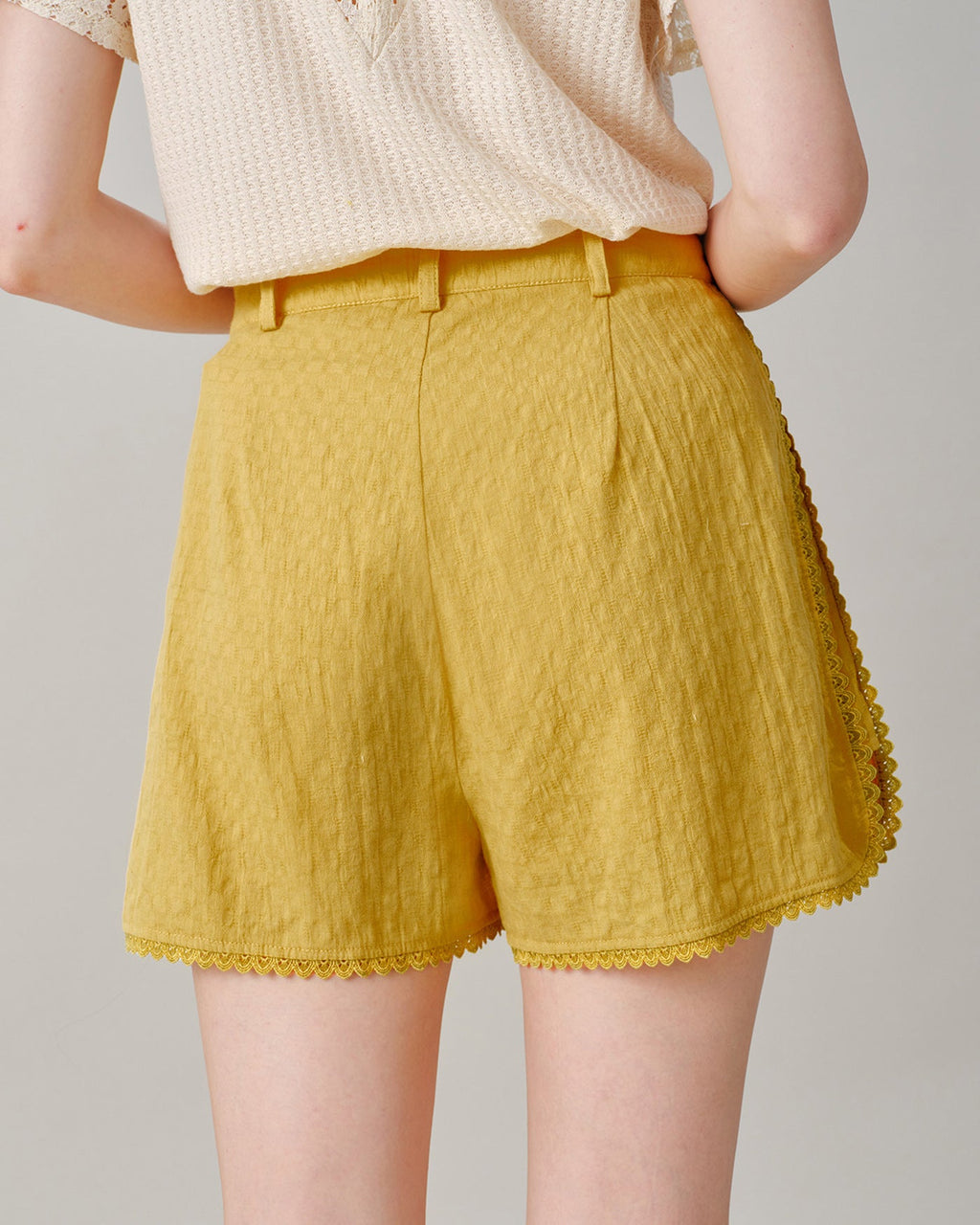 Shorts amarillos lisos para mujer con bolsillos y ribete de encaje