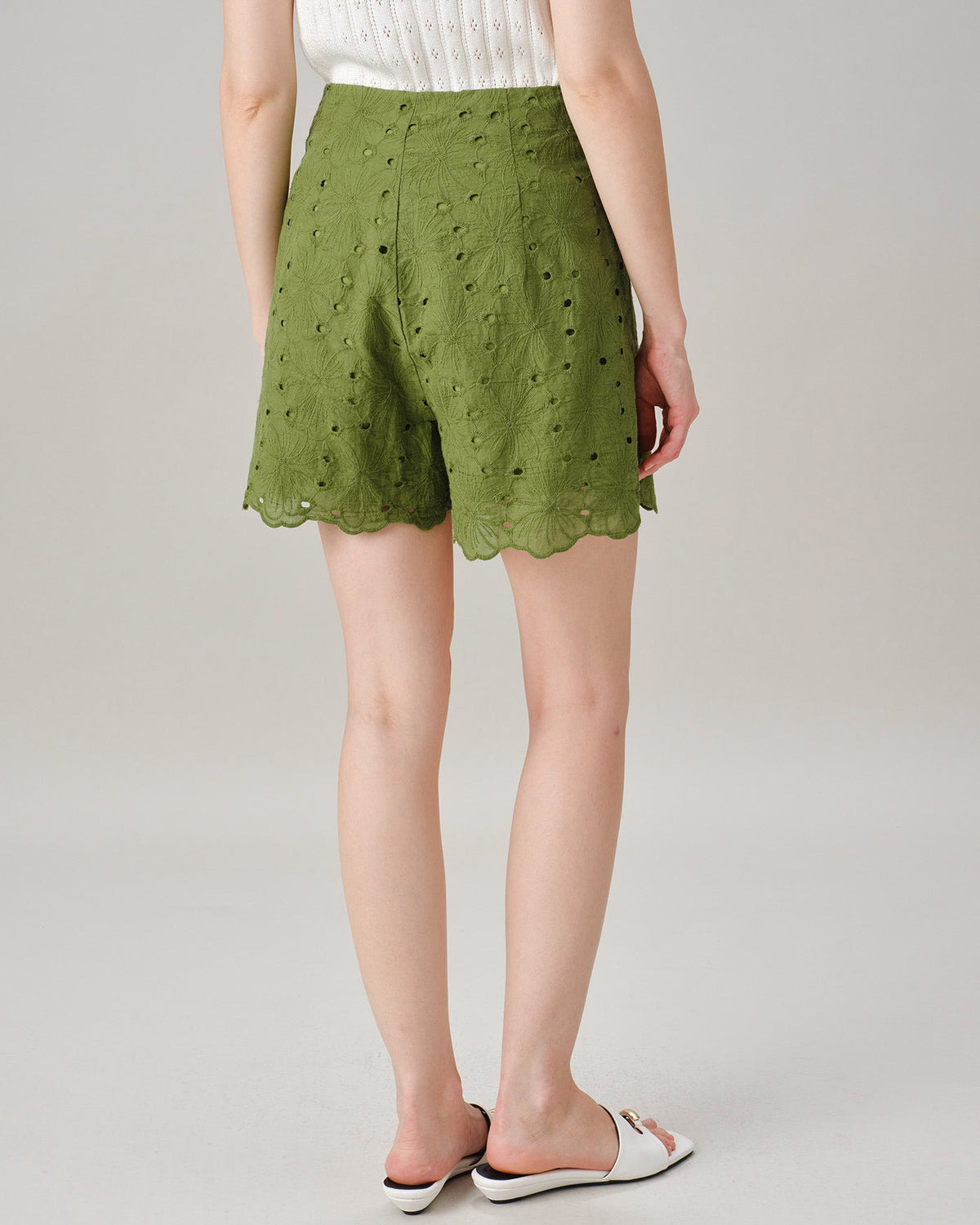 Shorts verdes bordados con bolsillos con recortes