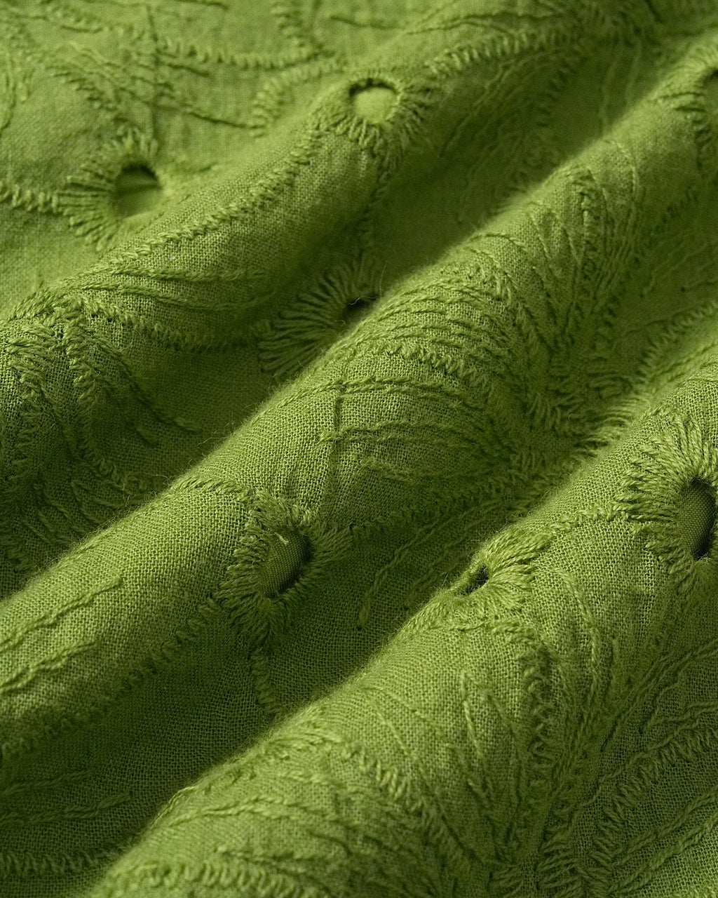 Shorts verdes bordados con bolsillos con recortes
