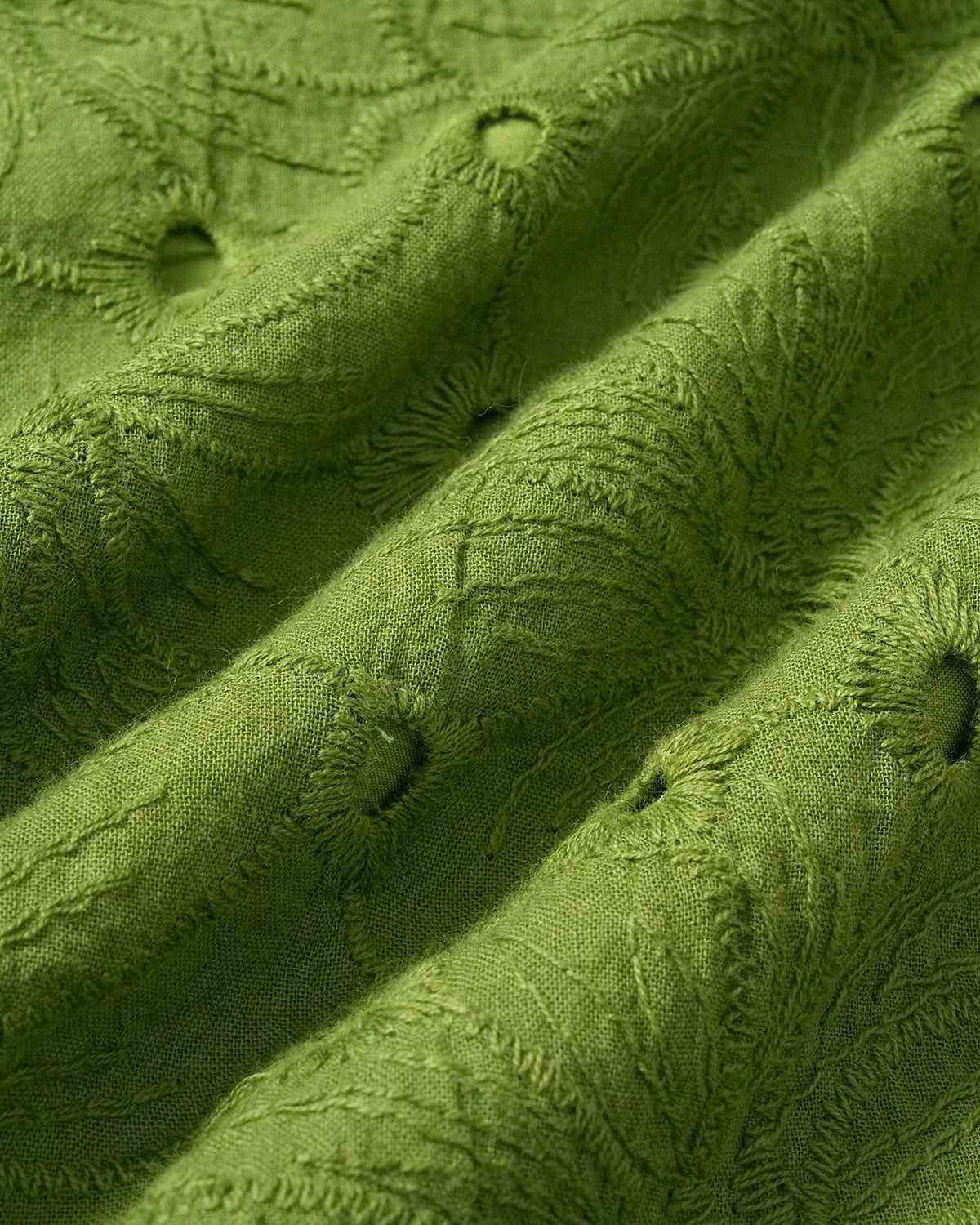 Shorts verdes bordados con bolsillos con recortes