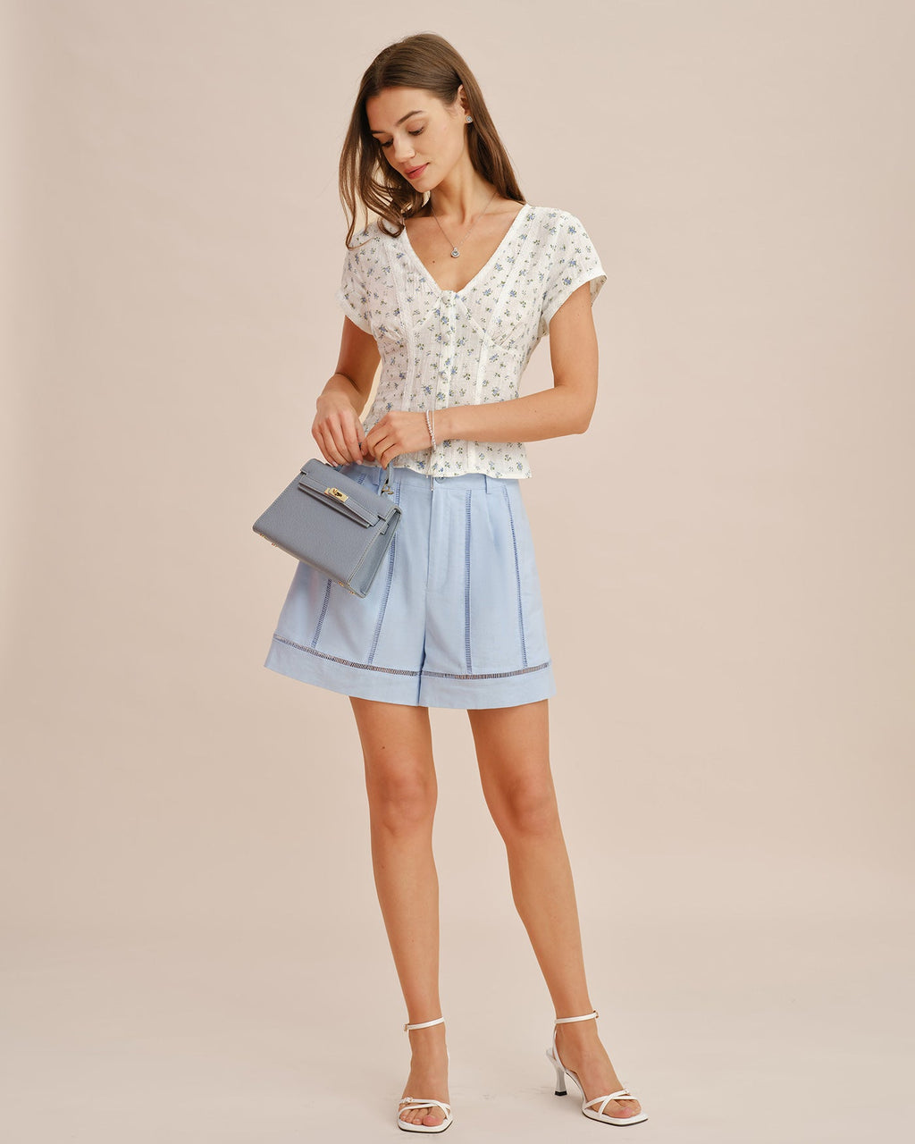 Shorts con cremallera y recortes, con detalle de botones azules