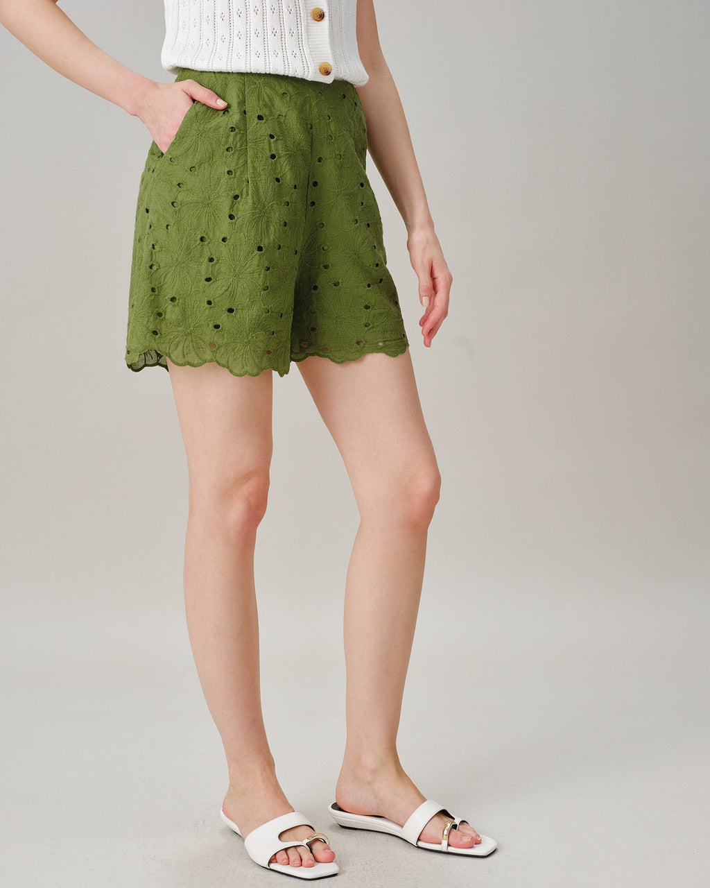 Shorts verdes bordados con bolsillos con recortes