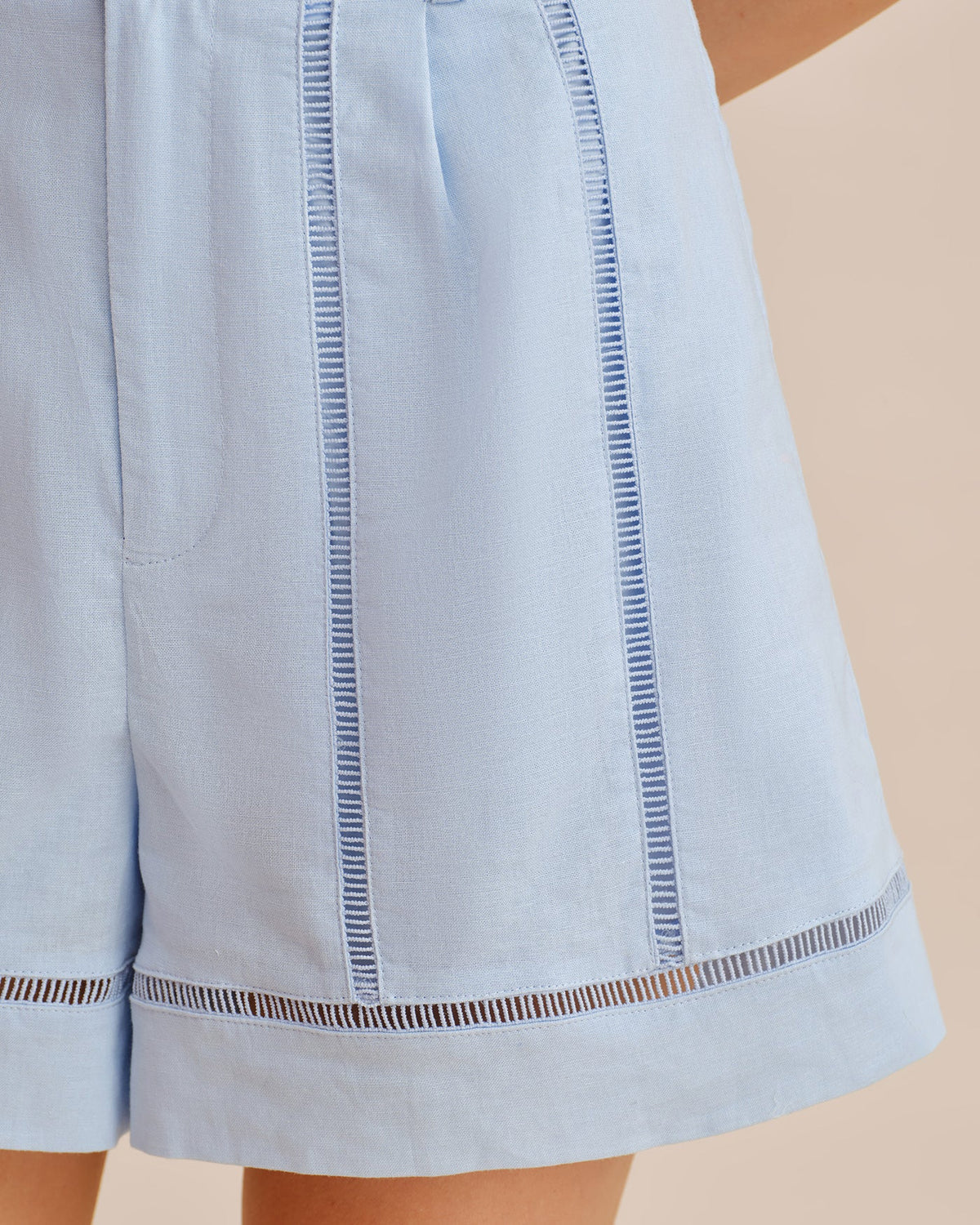Shorts con cremallera y recortes, con detalle de botones azules