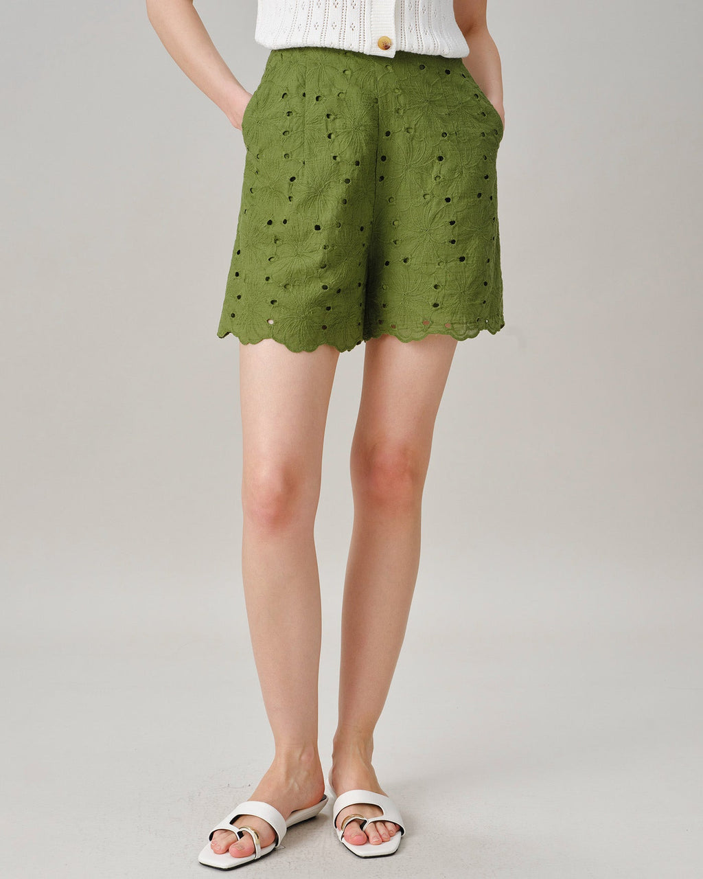 Shorts verdes bordados con bolsillos con recortes