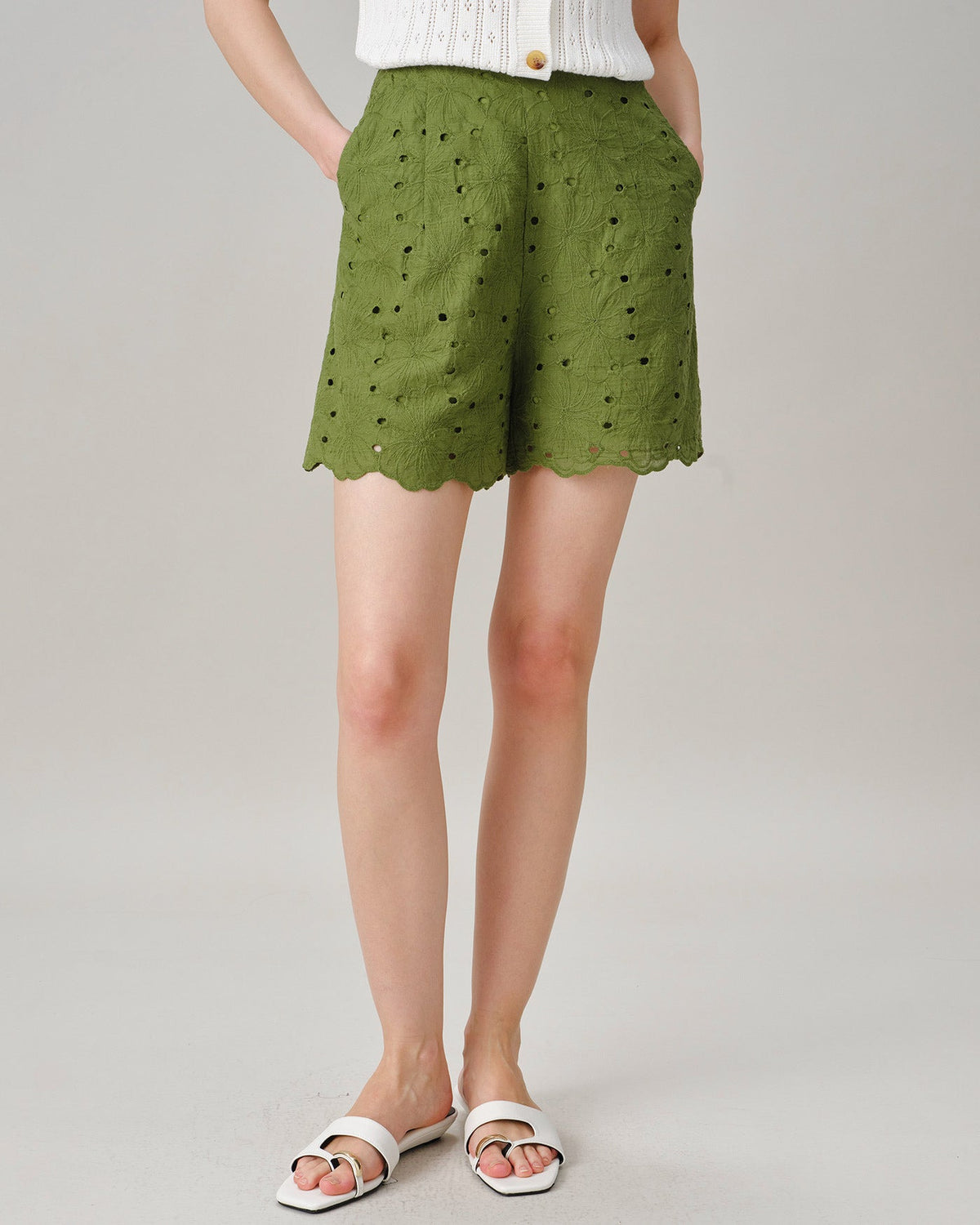 Shorts verdes bordados con bolsillos con recortes