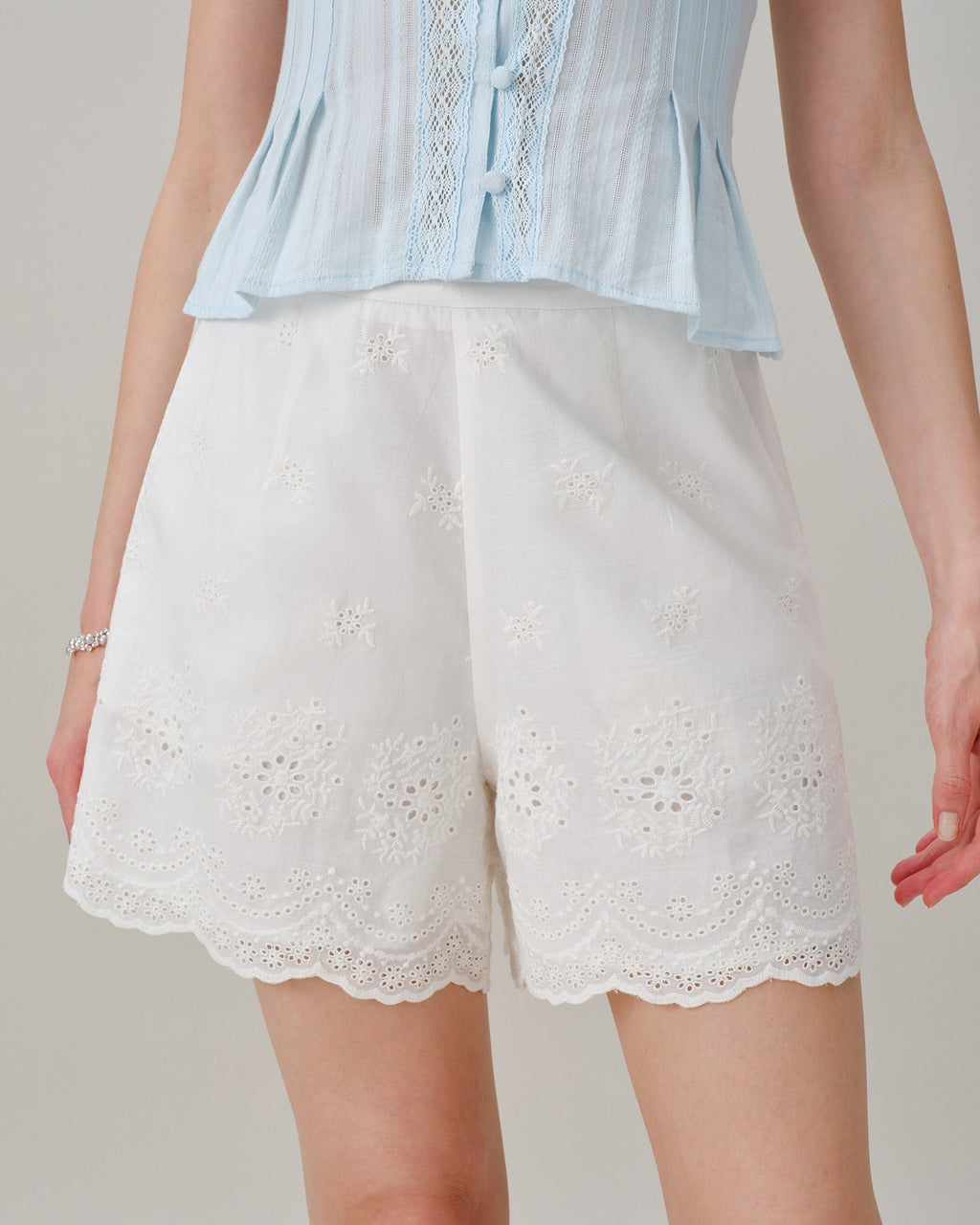 Shorts blancos lisos con bolsillos bordados