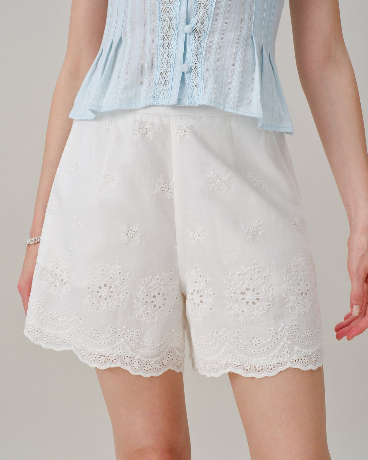 Shorts blancos lisos con bolsillos bordados