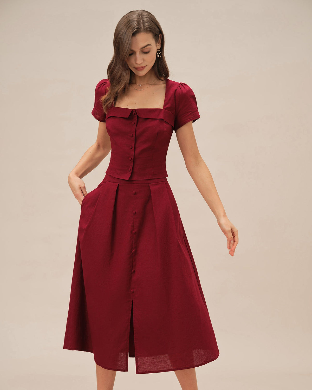 Falda midi roja fruncida con abertura lateral