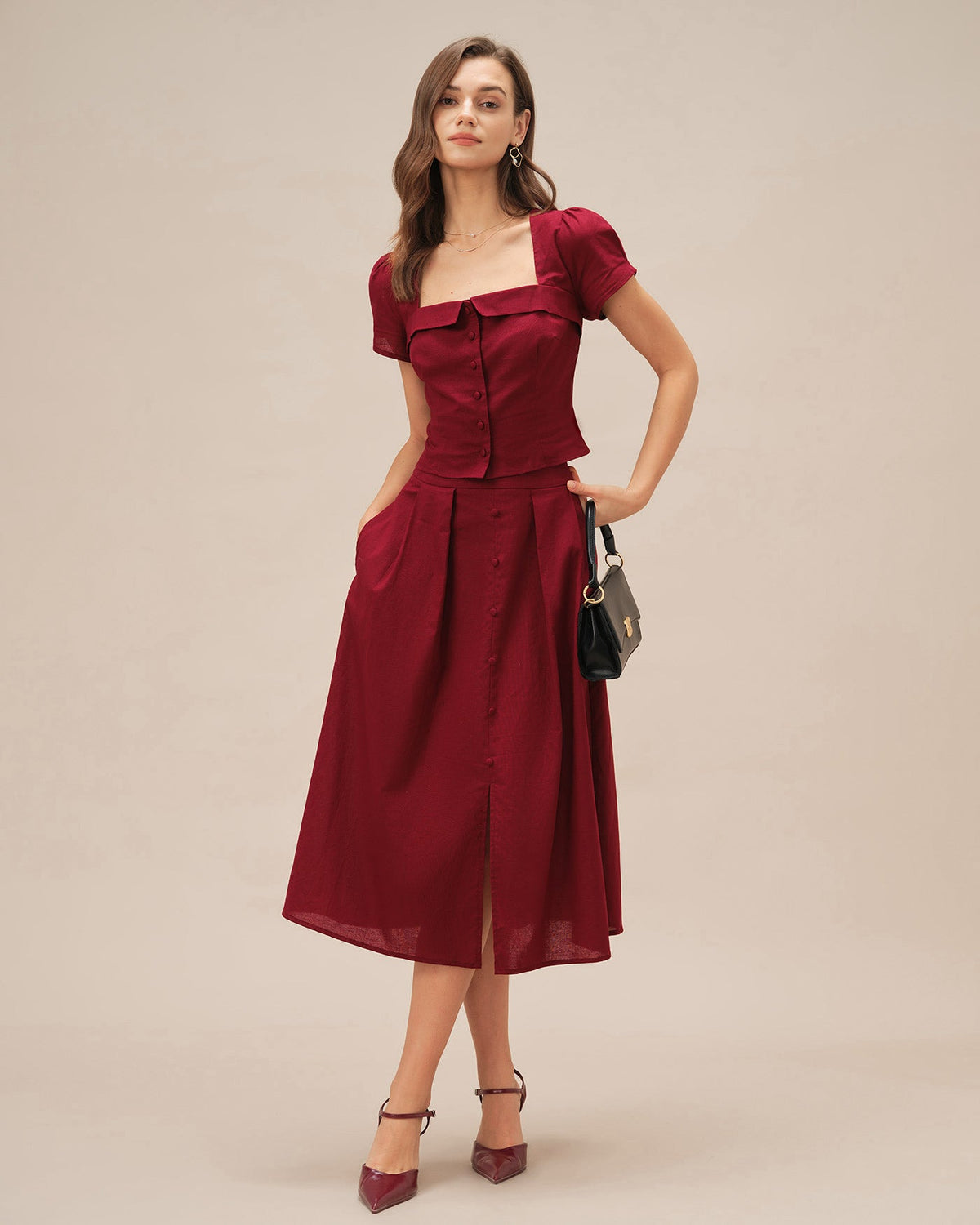 Falda midi roja fruncida con abertura lateral