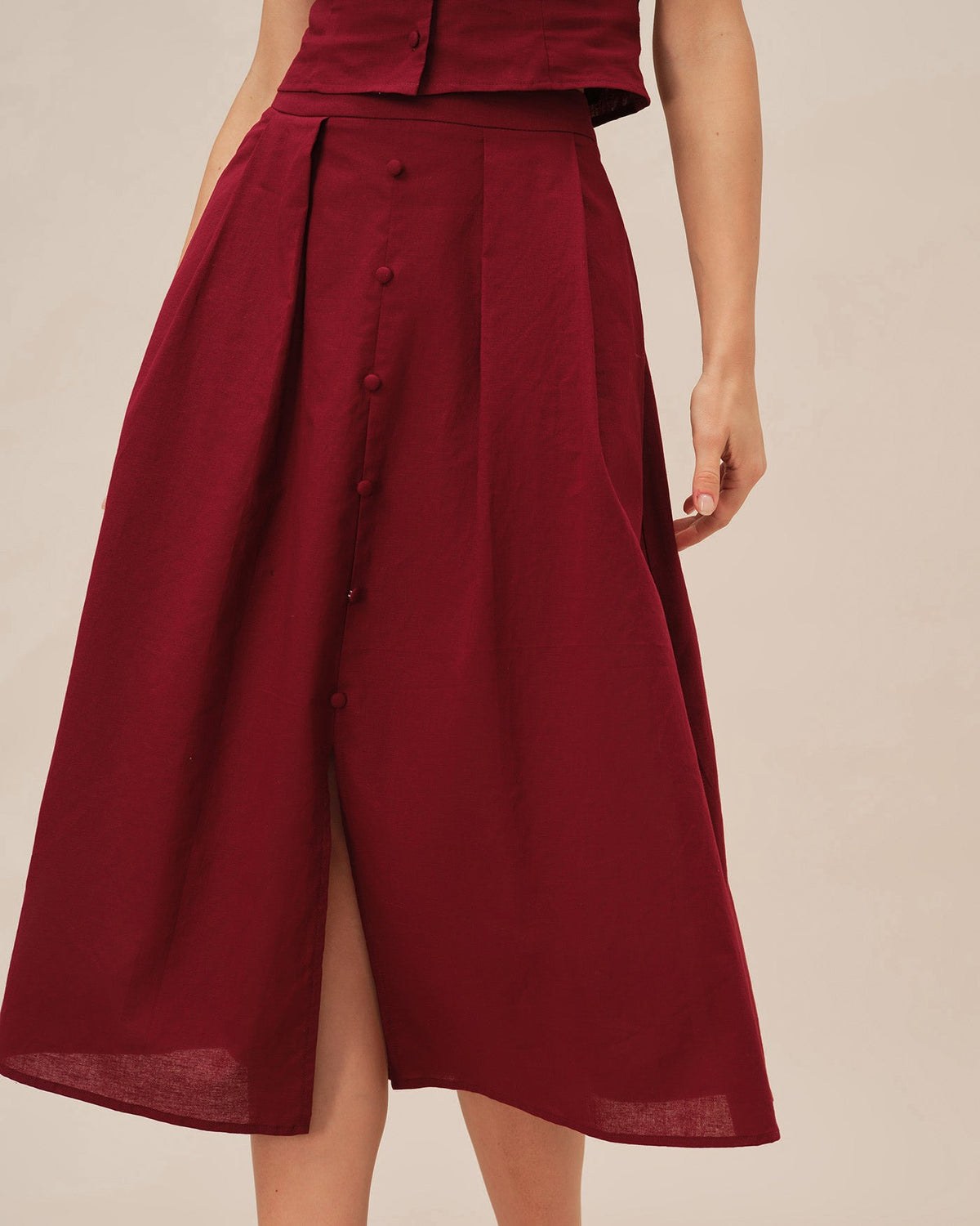 Falda midi roja fruncida con abertura lateral