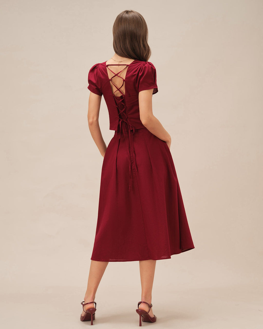 Falda midi roja fruncida con abertura lateral