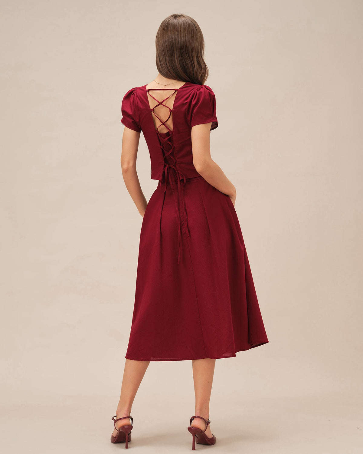 Falda midi roja fruncida con abertura lateral