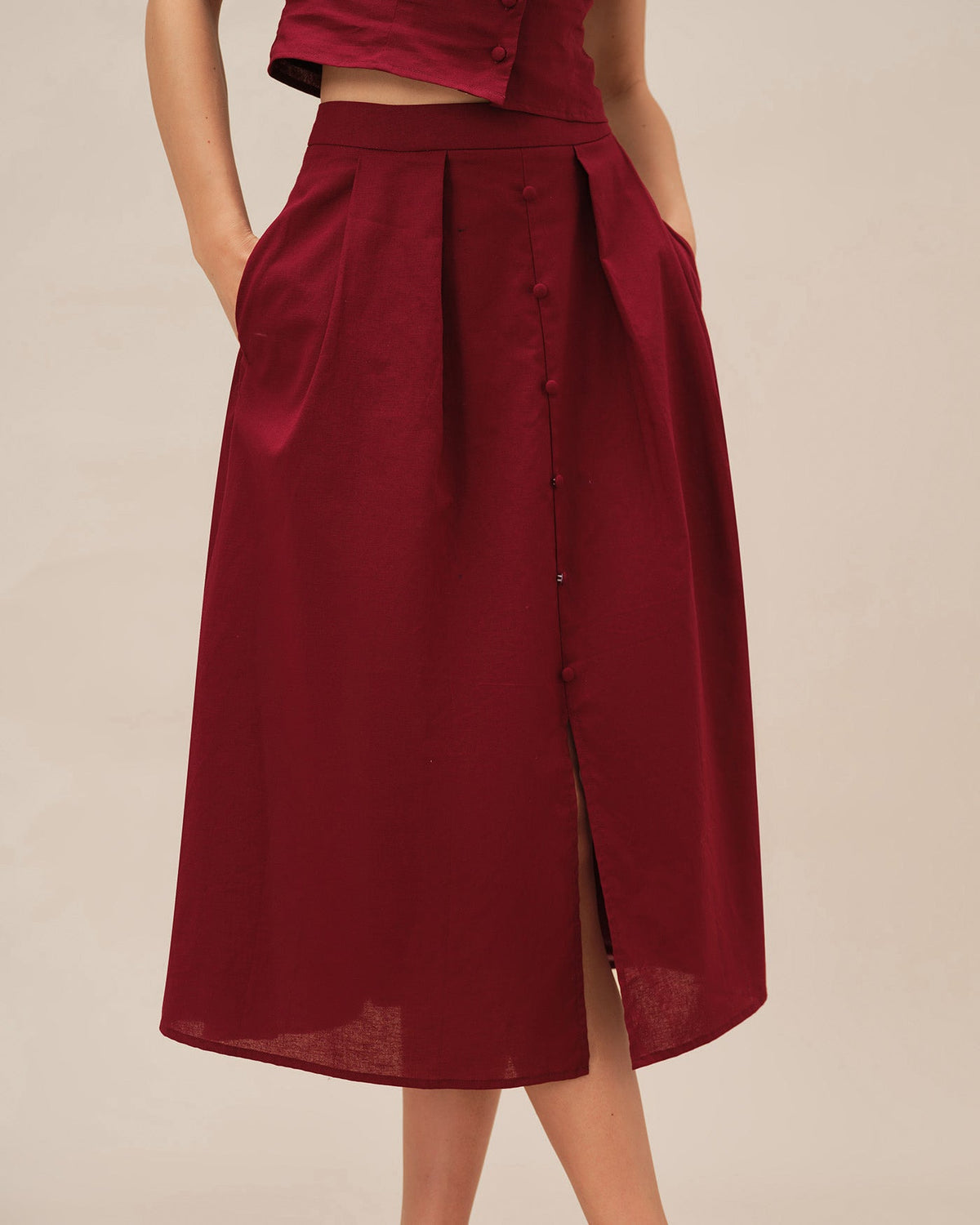 Falda midi roja fruncida con abertura lateral