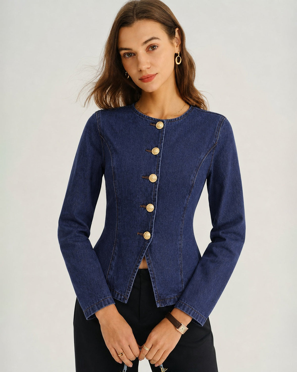 Blusa vaquera azul de cuello redondo con botones delanteros