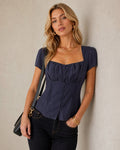 Blusa azul marino de cuello cuadrado con fruncido