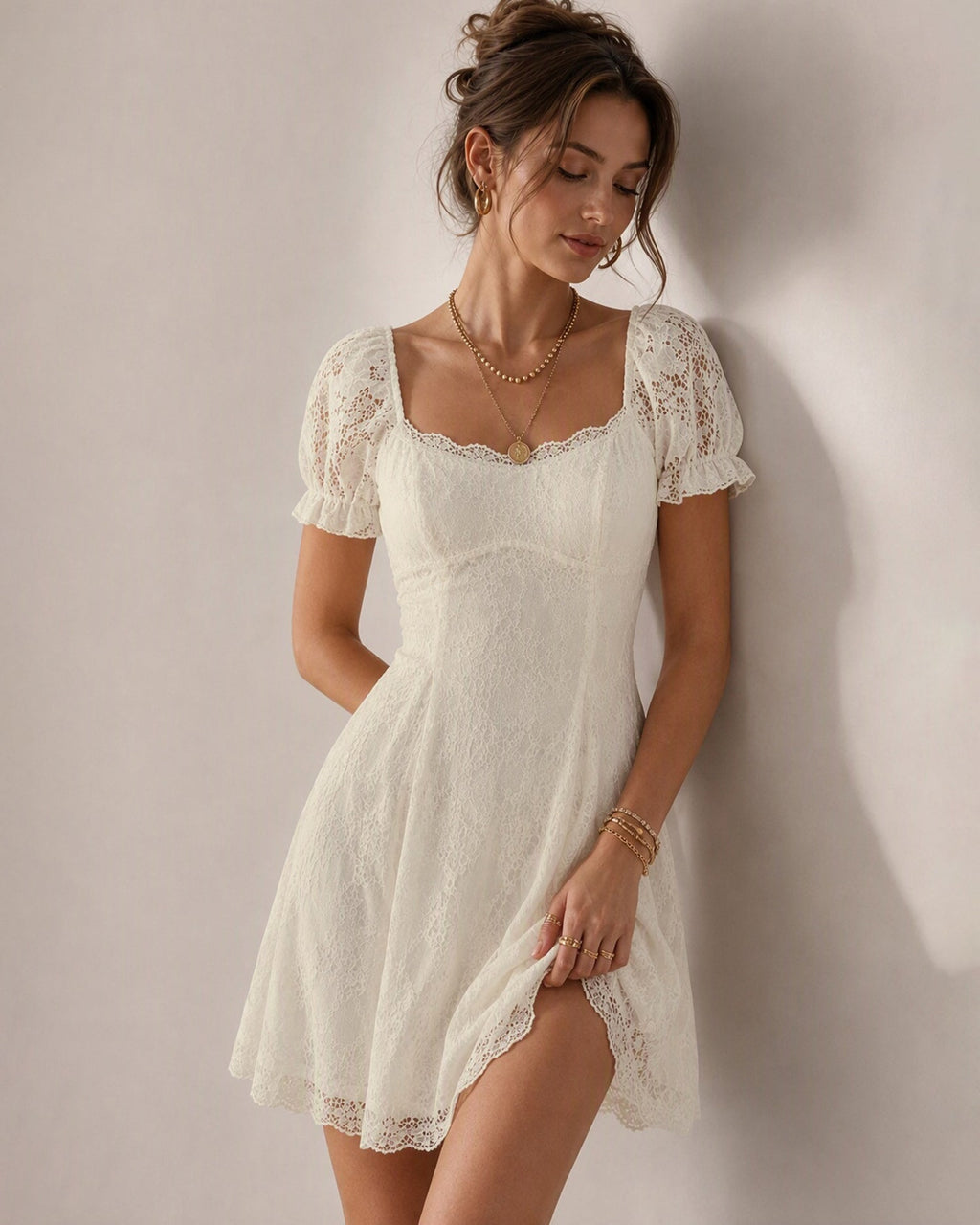 Vestido mini de encaje color albaricoque con escote en U y mangas abullonadas