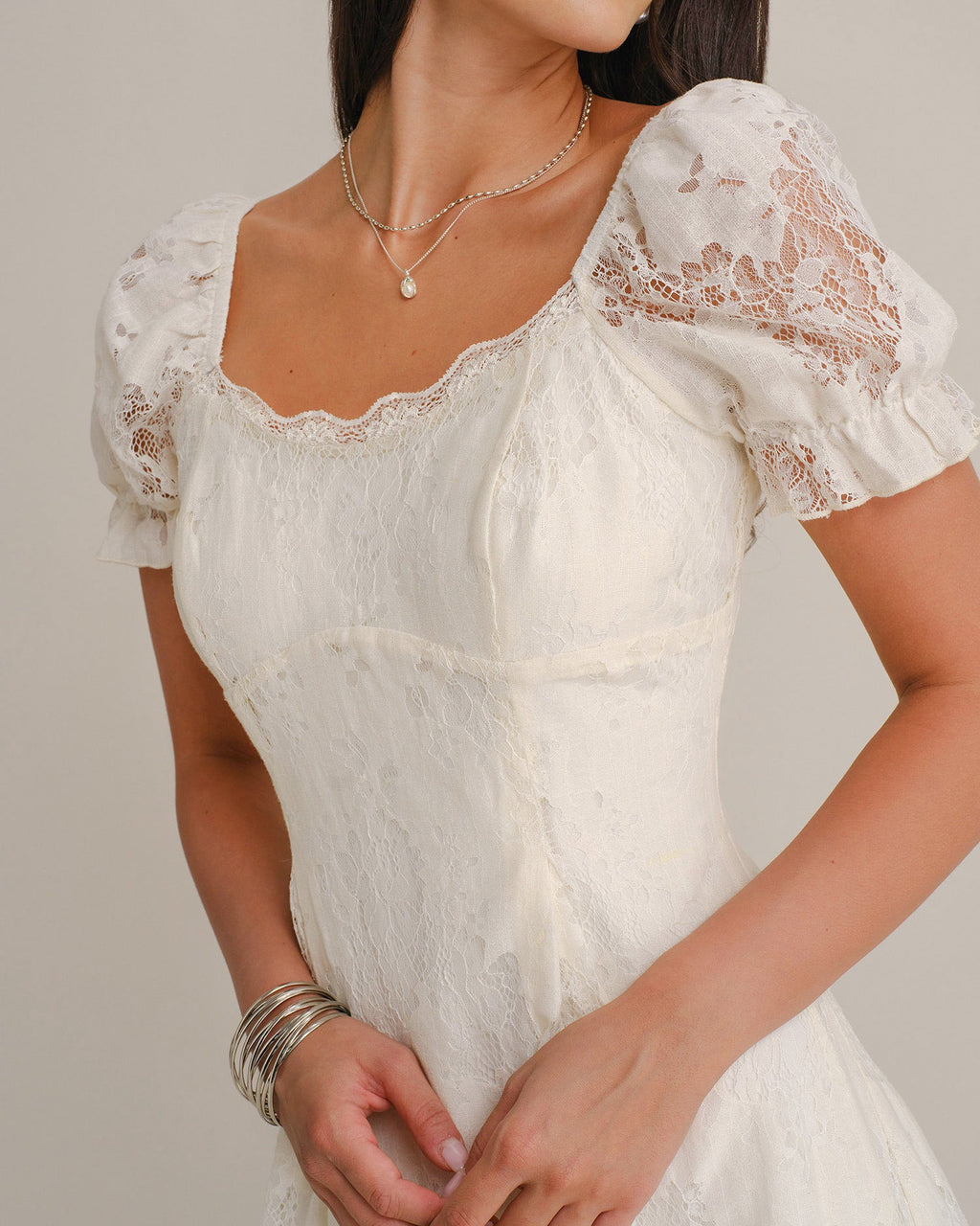 Vestido mini de encaje color albaricoque con escote en U y mangas abullonadas