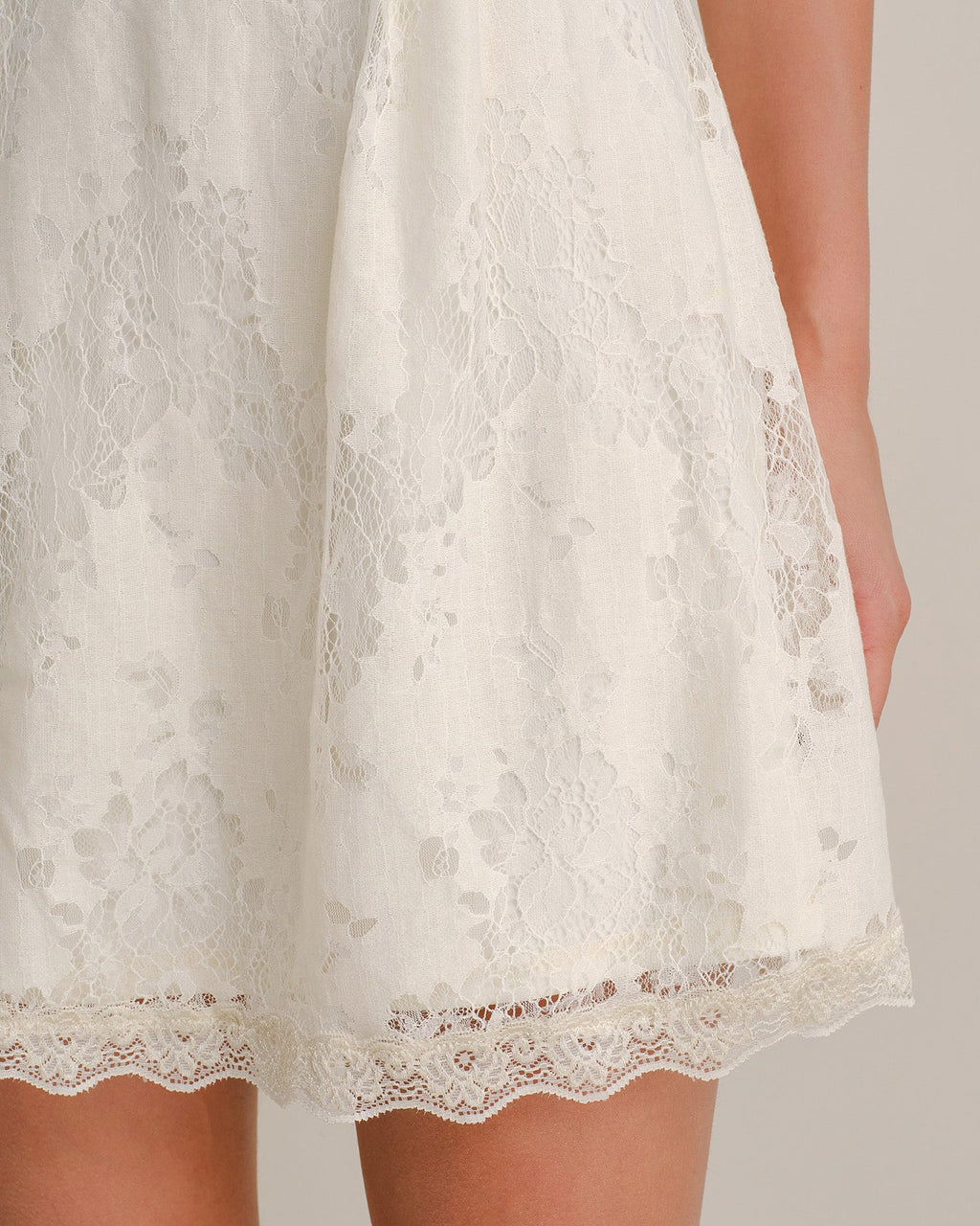 Vestido mini de encaje color albaricoque con escote en U y mangas abullonadas