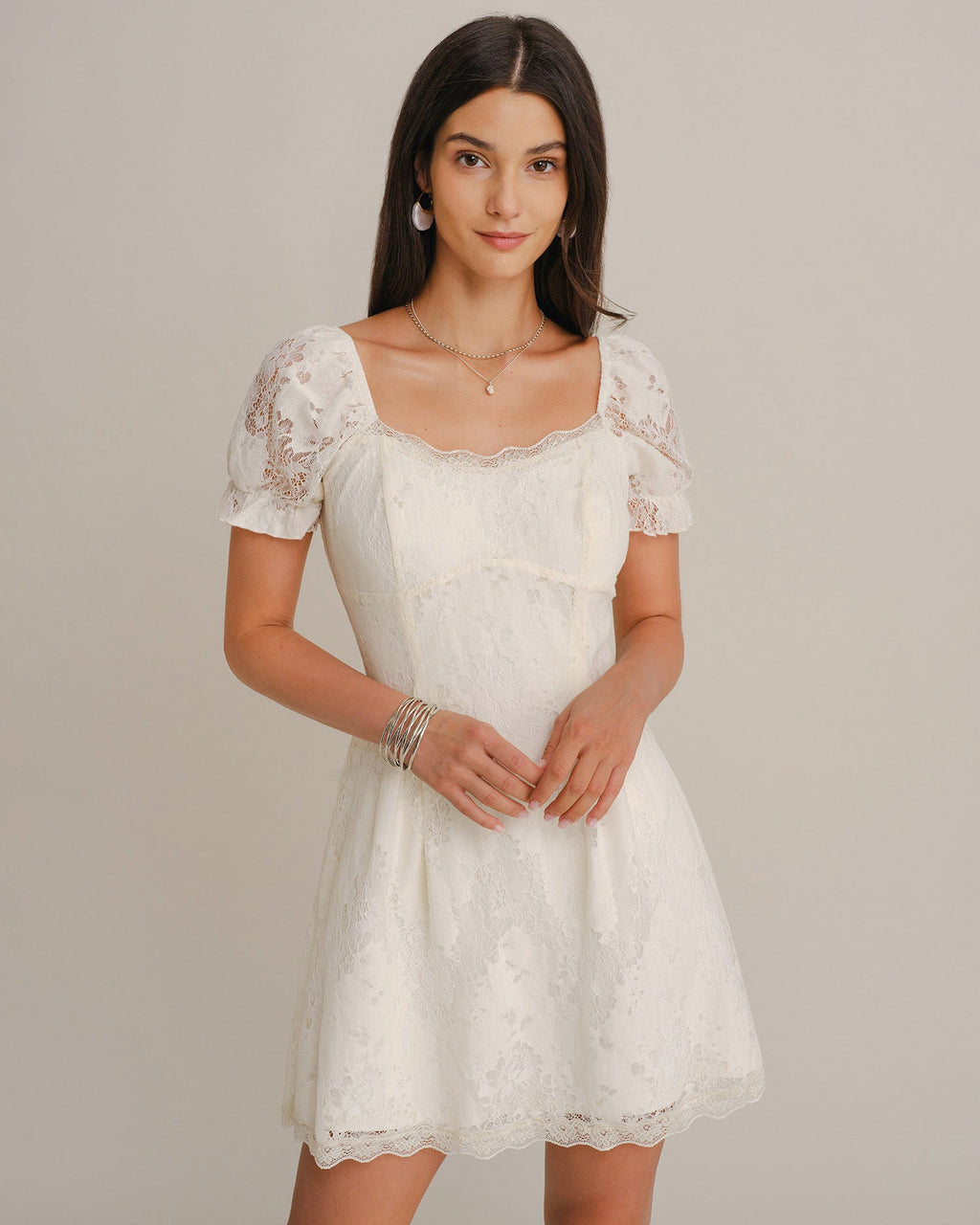 Vestido mini de encaje color albaricoque con escote en U y mangas abullonadas