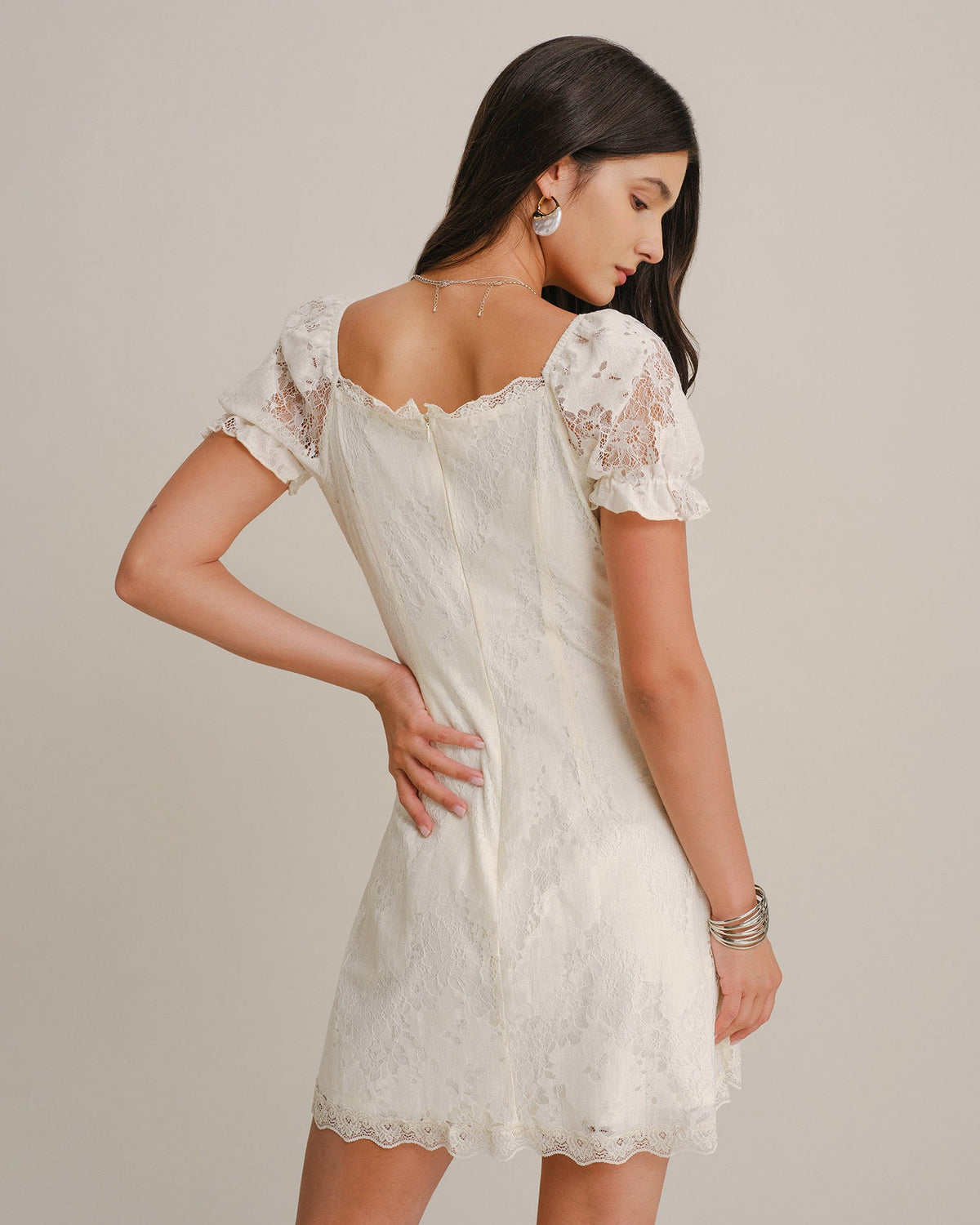 Vestido mini de encaje color albaricoque con escote en U y mangas abullonadas