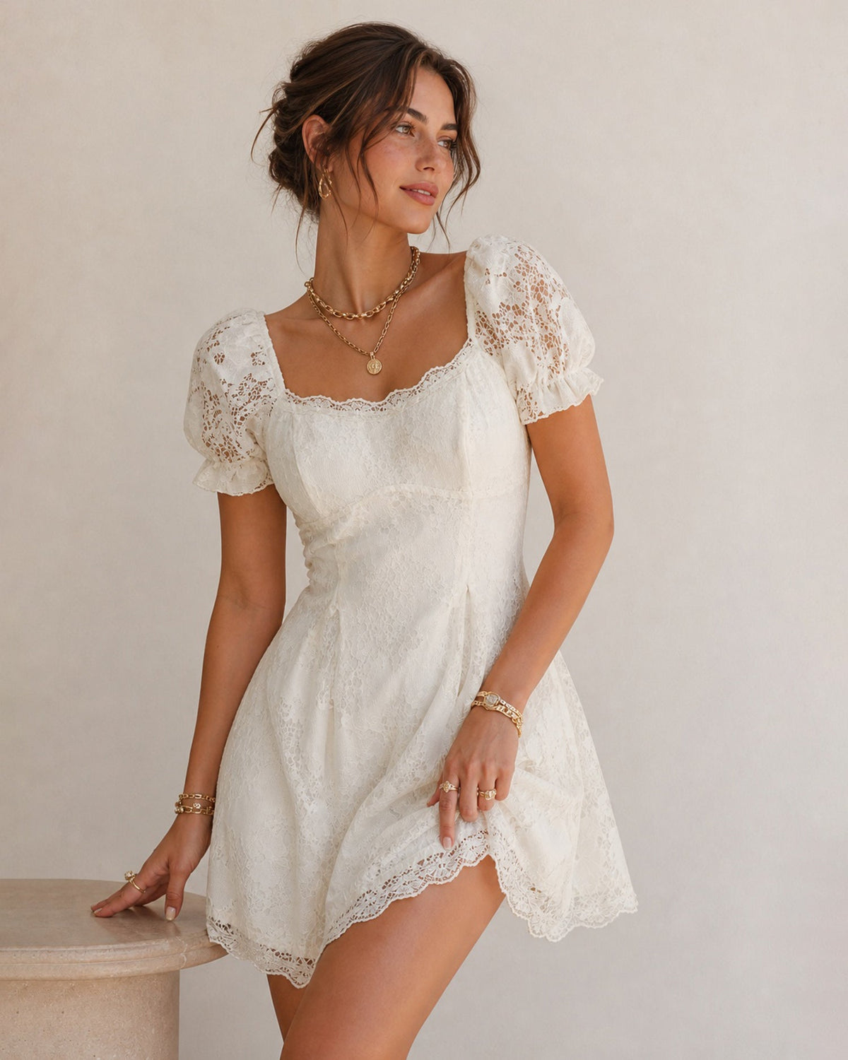 Vestido mini de encaje color albaricoque con escote en U y mangas abullonadas