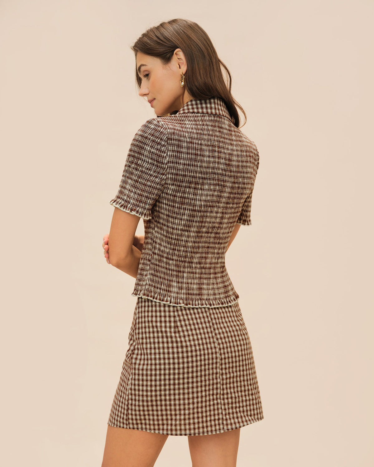 Blusa marrón de cuadros con botones y cuello clásico