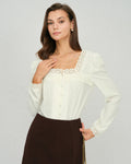 Blusa beige de encaje con cuello cuadrado